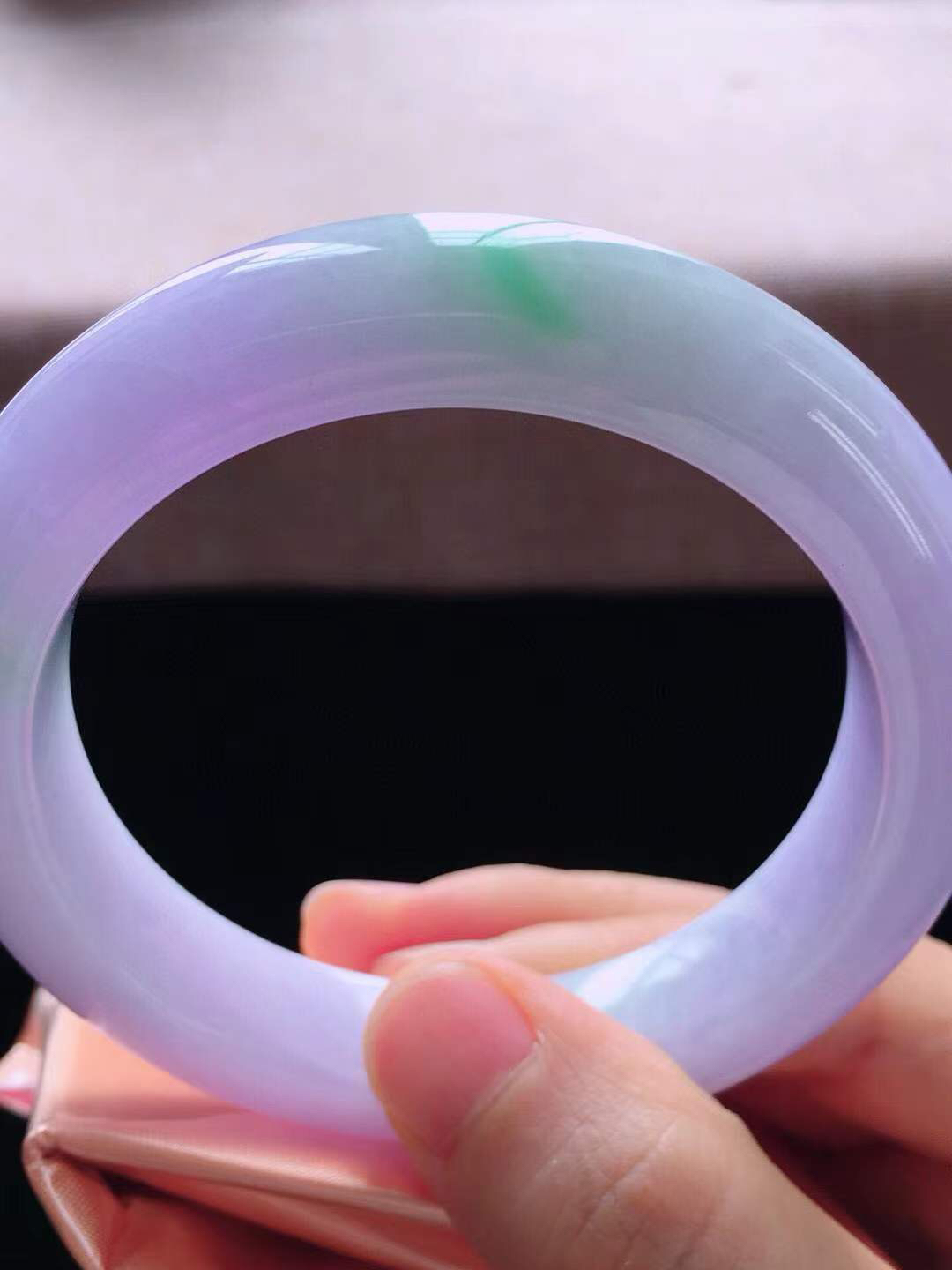 【翡翠名称】老种春带彩飘绿57.2正圈口手镯
【翡翠尺寸】57.2*12.5*9.8mm适合56-58.5正圈口佩戴
【翡翠描述】宝贝种老水足，玉质细腻，色泽靓丽，性价比高，佩戴效果好！
【其它赠送】权威证书/精美挂绳盒子/支持全国复检