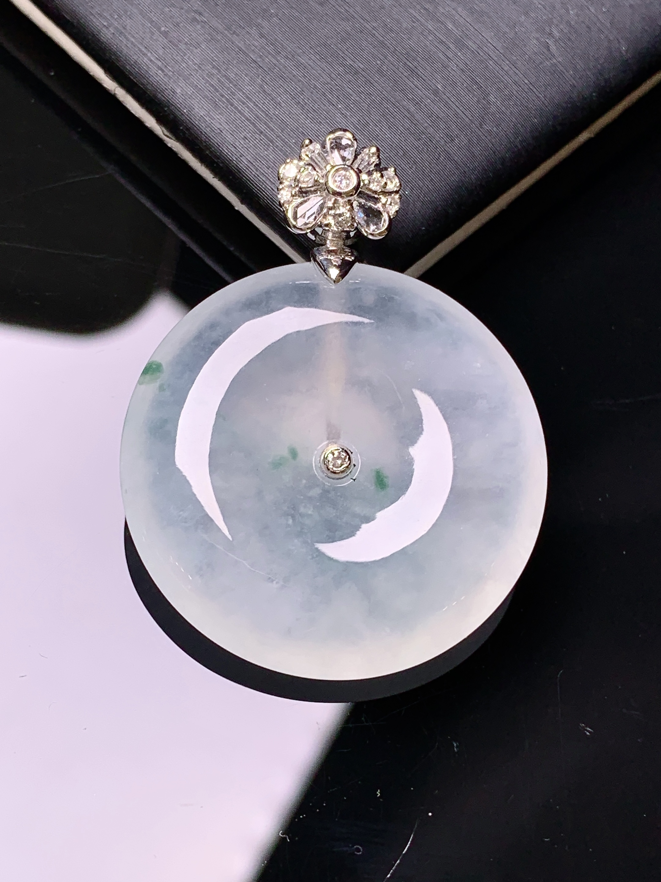 18k金钻镶嵌冰种平安扣吊坠 玉质细腻 色泽艳丽清新 水润亮眼 整体尺寸35*26.6*6g2