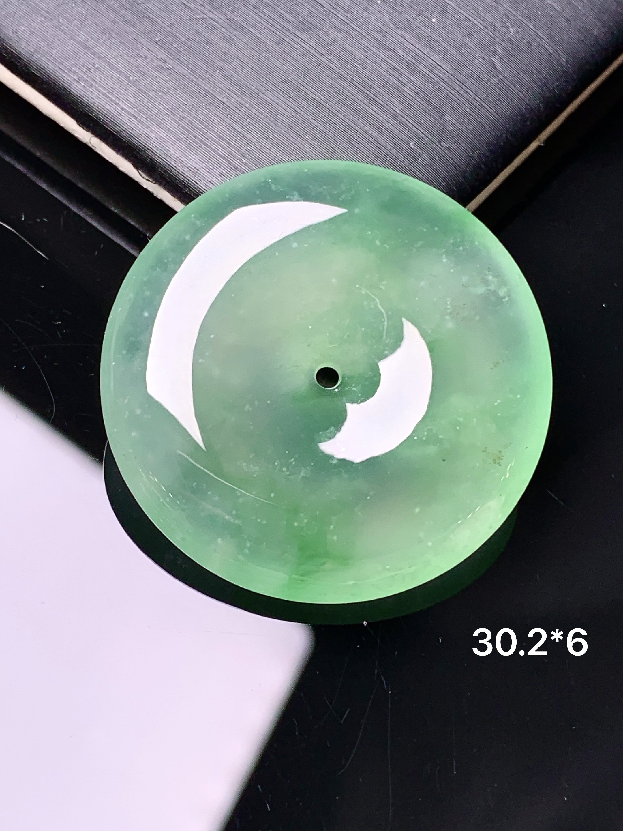 冰种翠绿平安扣吊坠 玉质细腻 色泽艳丽清新 水润亮眼 整体尺寸30.2*6b12