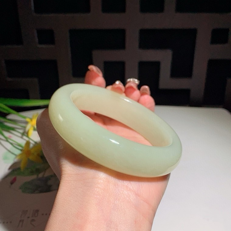 和田玉62.9圈口黄口料宽版手镯！玉质细腻油润 底色纯净 无裂无杂 脂粉好，品质好！