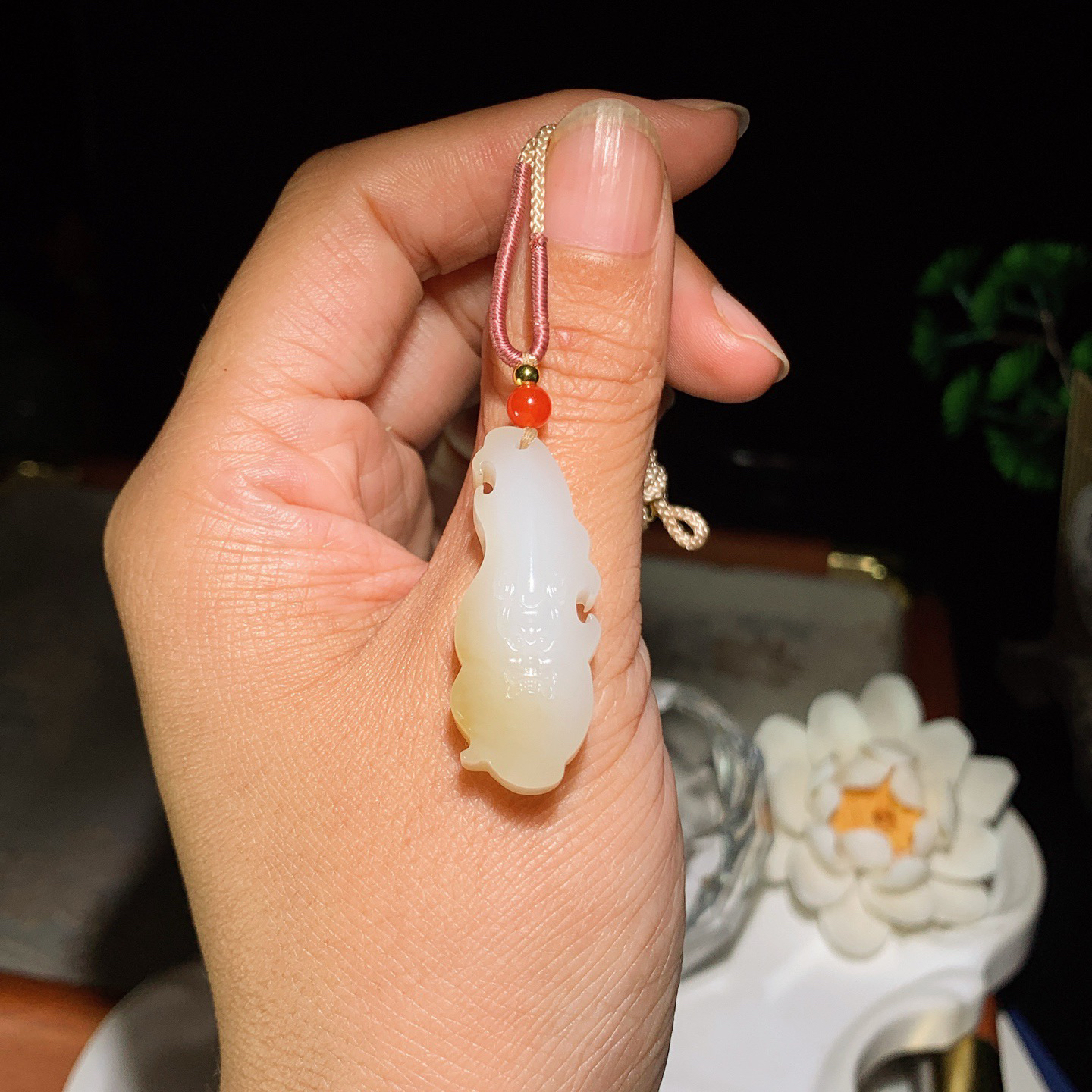 新疆和田玉且末糖仿古兽头挂件。尺寸35/14/10重8.8克 玉质细腻油润 底色纯净 脂粉好，品质好