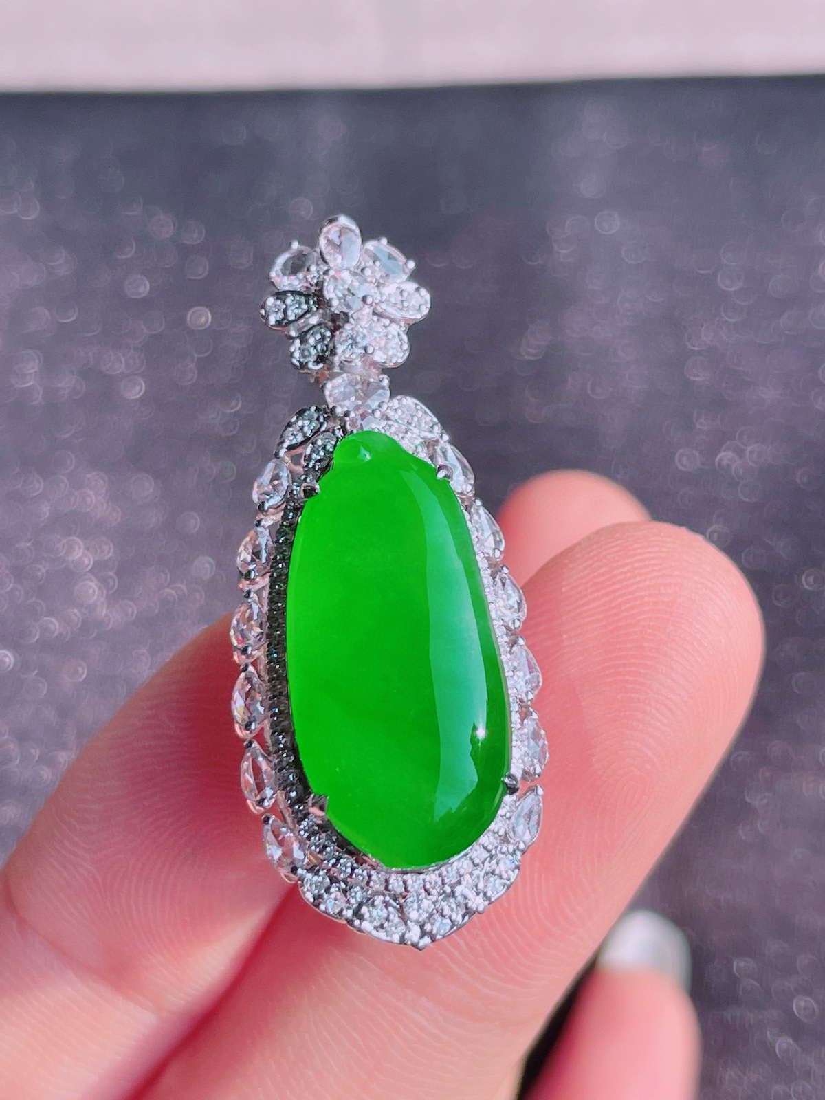 高冰绿福瓜吊坠，晶莹剔透，新颖时尚，品相完美