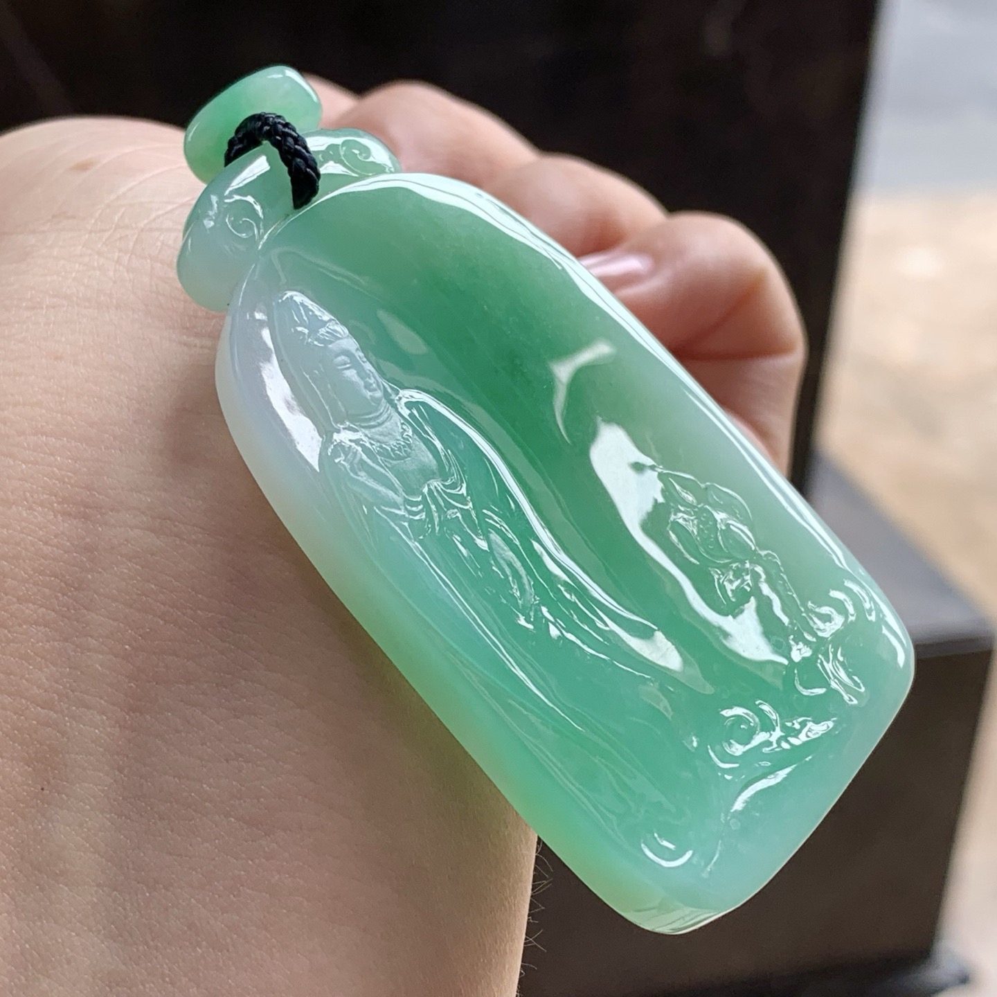 果阳绿观音牌
颜色漂亮 玉质细腻