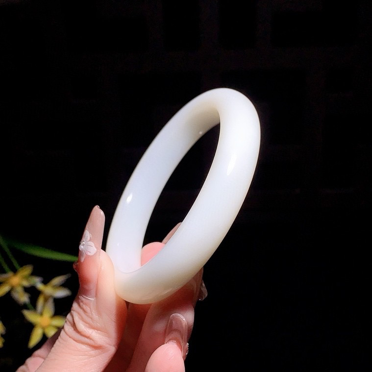 和田玉58圈口白玉手镯！玉质细腻油润 底色纯净 无裂无杂 脂粉好，品质高