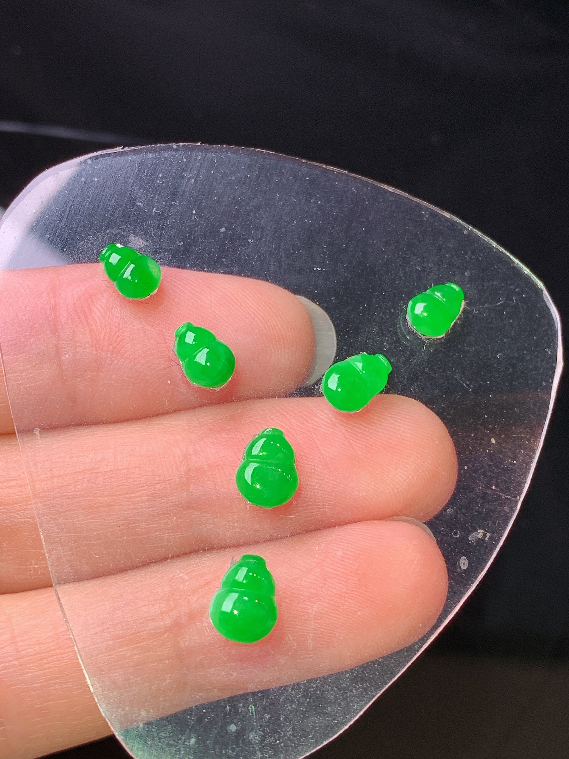 镶嵌款 满绿葫芦一手 玉质细腻 色泽艳丽清新 水润亮眼 整体尺寸7*5.5*2.2*2x