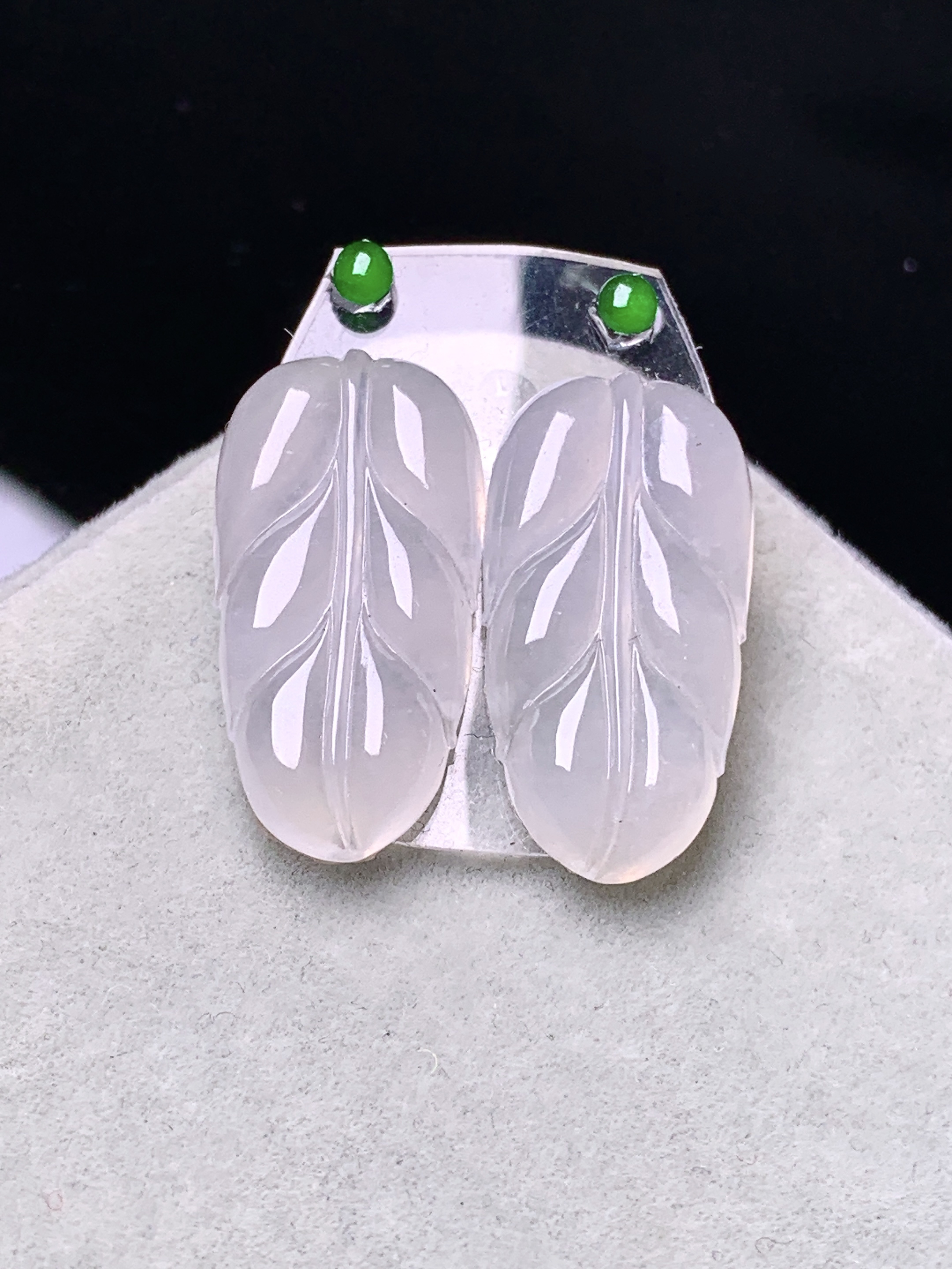 镶嵌款 冰种树叶吊坠 玉质细腻 色泽艳丽清新 水润亮眼 整体尺寸21.8*10.8*3*2x