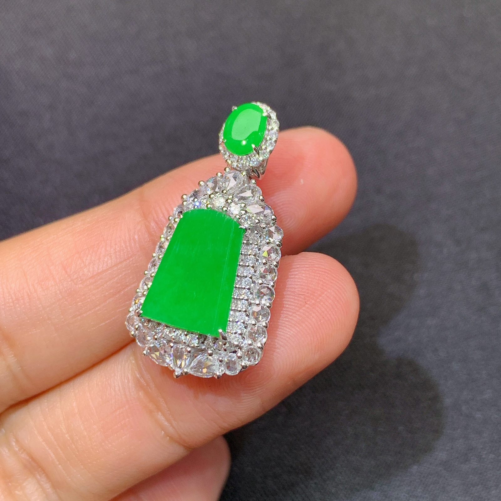 阳绿无事牌吊坠，18k金镶嵌，色泽鲜阳，种老水足，001 尺寸27.9*14.1*7.7