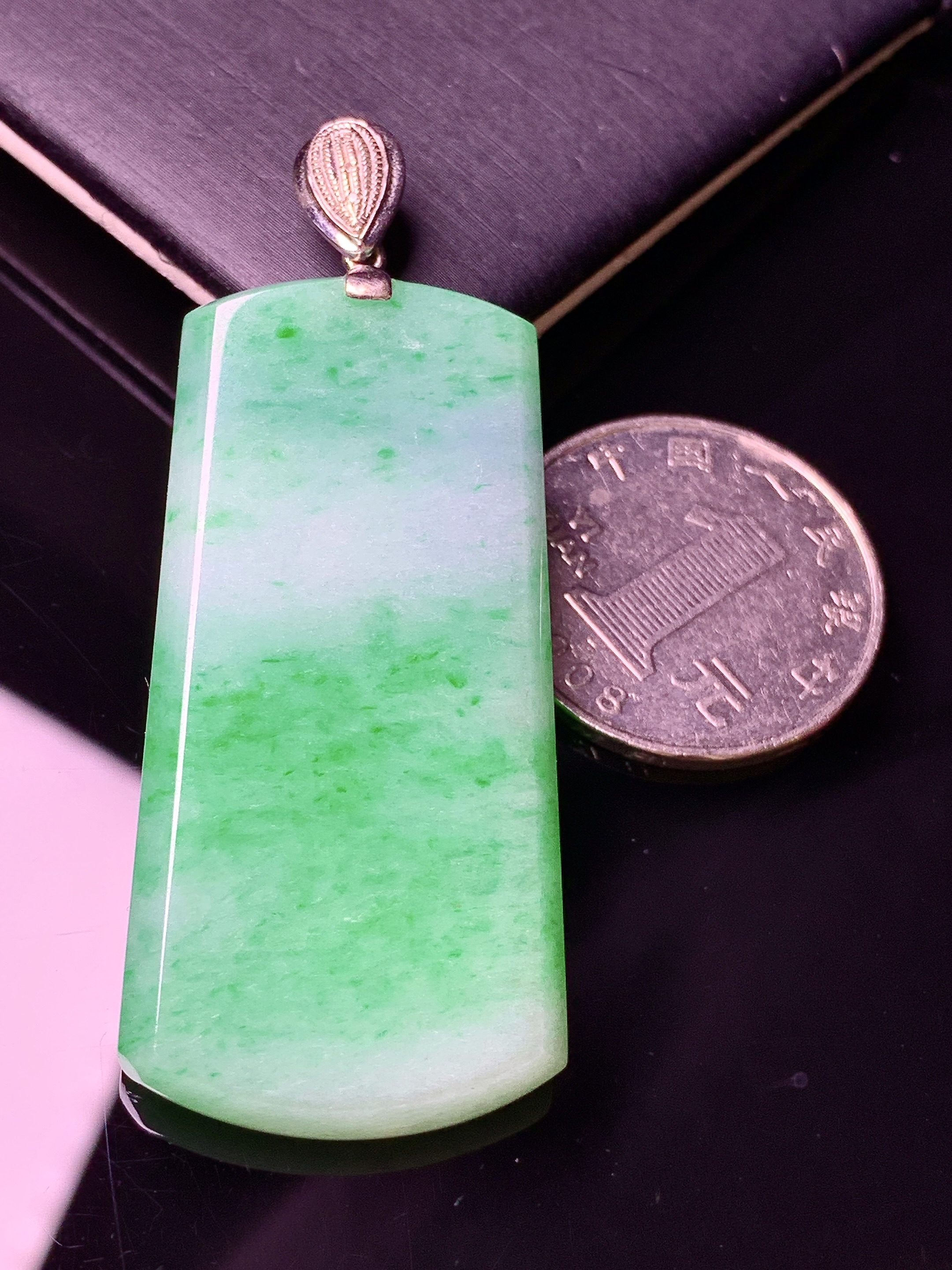 18k金镶嵌飘绿无事牌吊坠 玉质细腻 色泽艳丽清新 水润亮眼 整体尺寸59.6*24*5.8g2