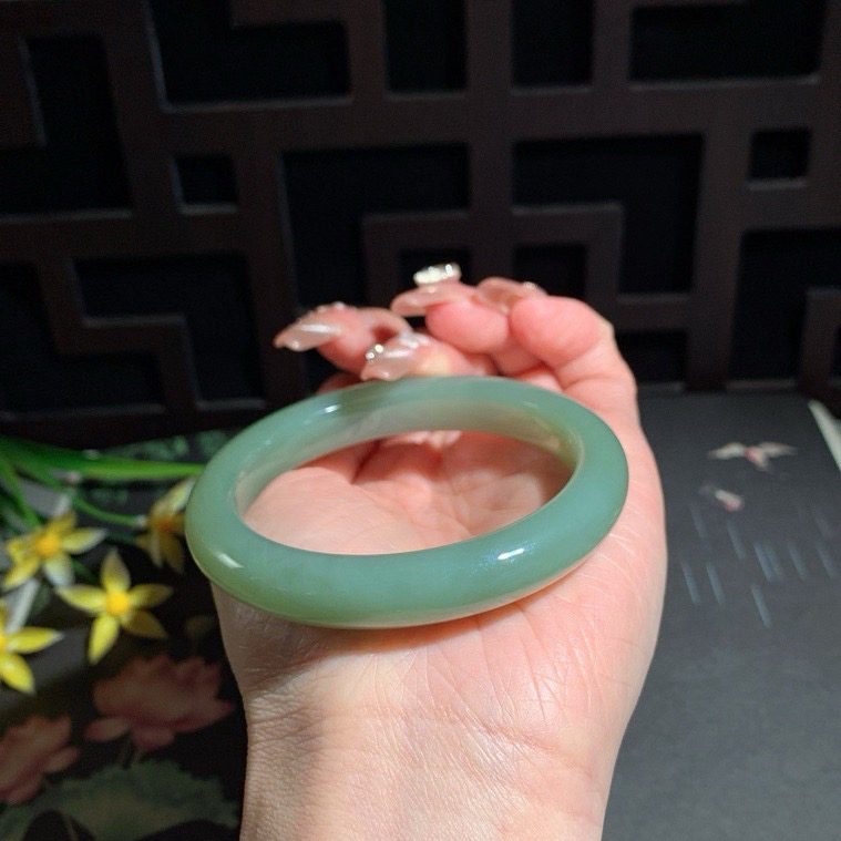 和田玉55.5圈口且末蓝手镯，玉质细腻油润 底色纯净 无裂无杂 脂粉好，品质高。