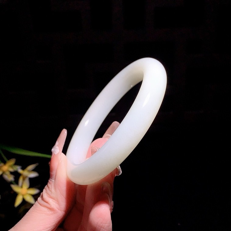 和田玉60圈口白玉手镯玉质细腻油润 底色纯净 无裂无杂 脂粉好，品质高