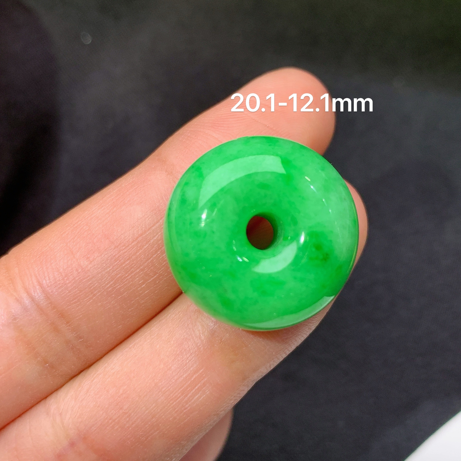 阳绿平安扣，镶嵌佳品，冰润细腻，色阳，种水足 Hon 尺寸20.1*12.1