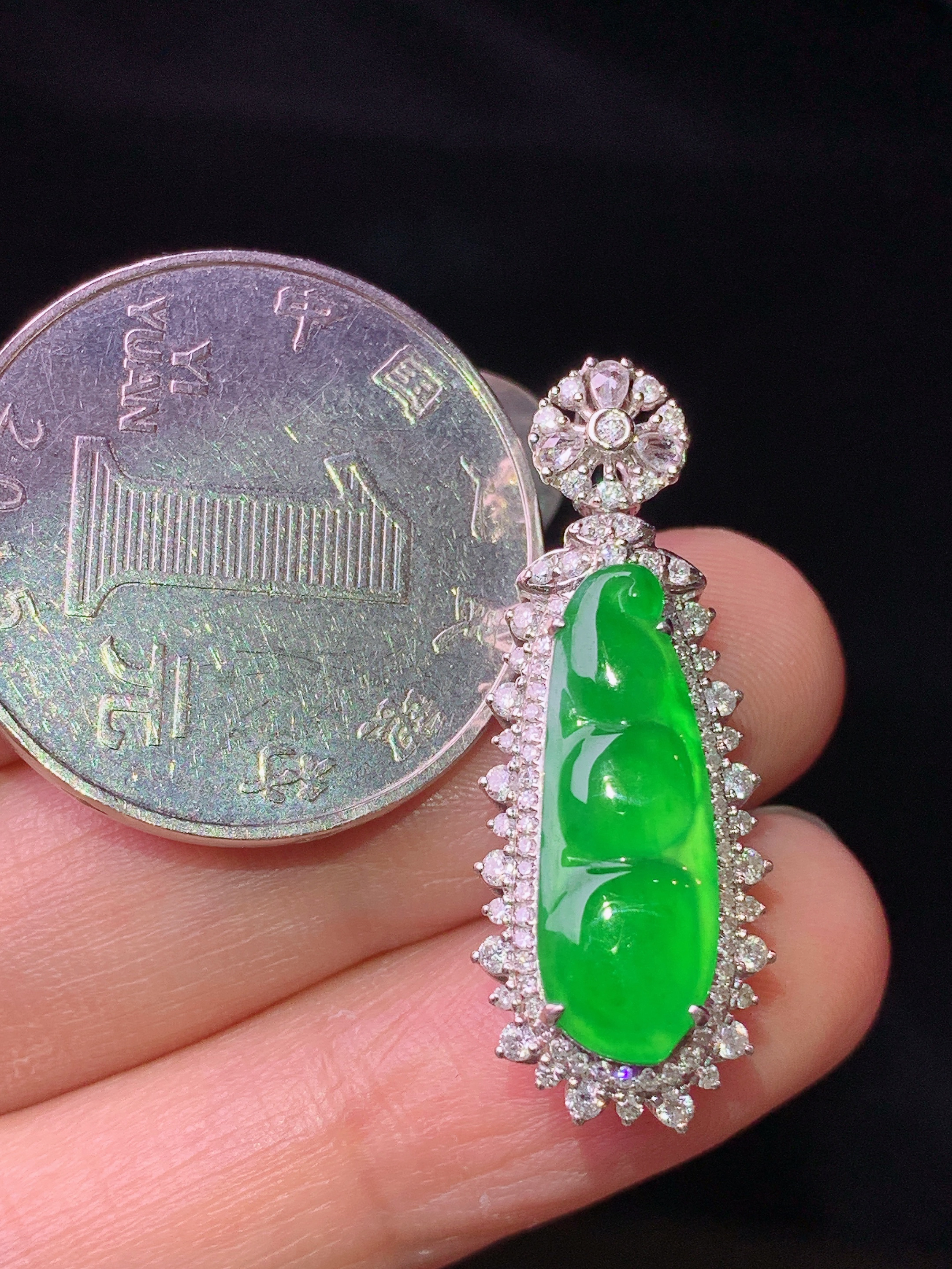 18k金钻镶嵌满绿四季豆吊坠 玉质细腻 色泽艳丽清新 水润亮眼 整体尺寸30.8*11.8*9g2