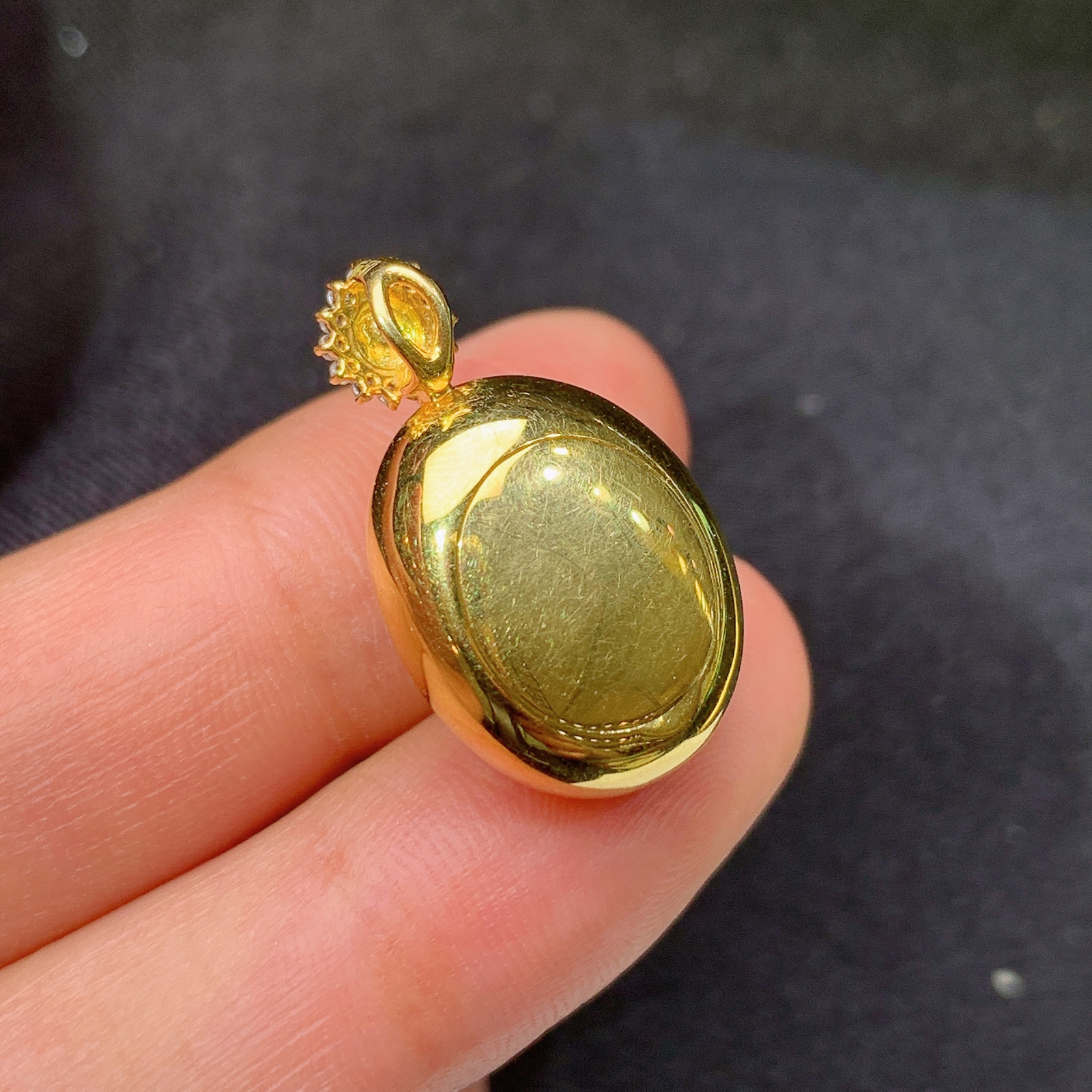 冰紫罗兰蛋面吊坠，18k金镶嵌，温润细腻，颜色鲜艳，Jz 尺寸23.2*13.4*12.1