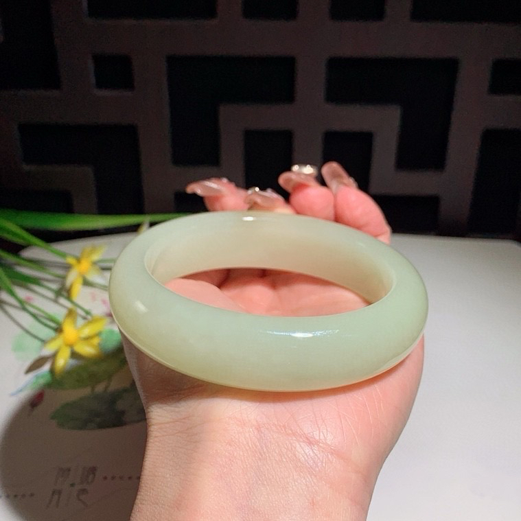 和田玉62.9圈口黄口料宽版手镯！玉质细腻油润 底色纯净 无裂无杂 脂粉好，品质好！