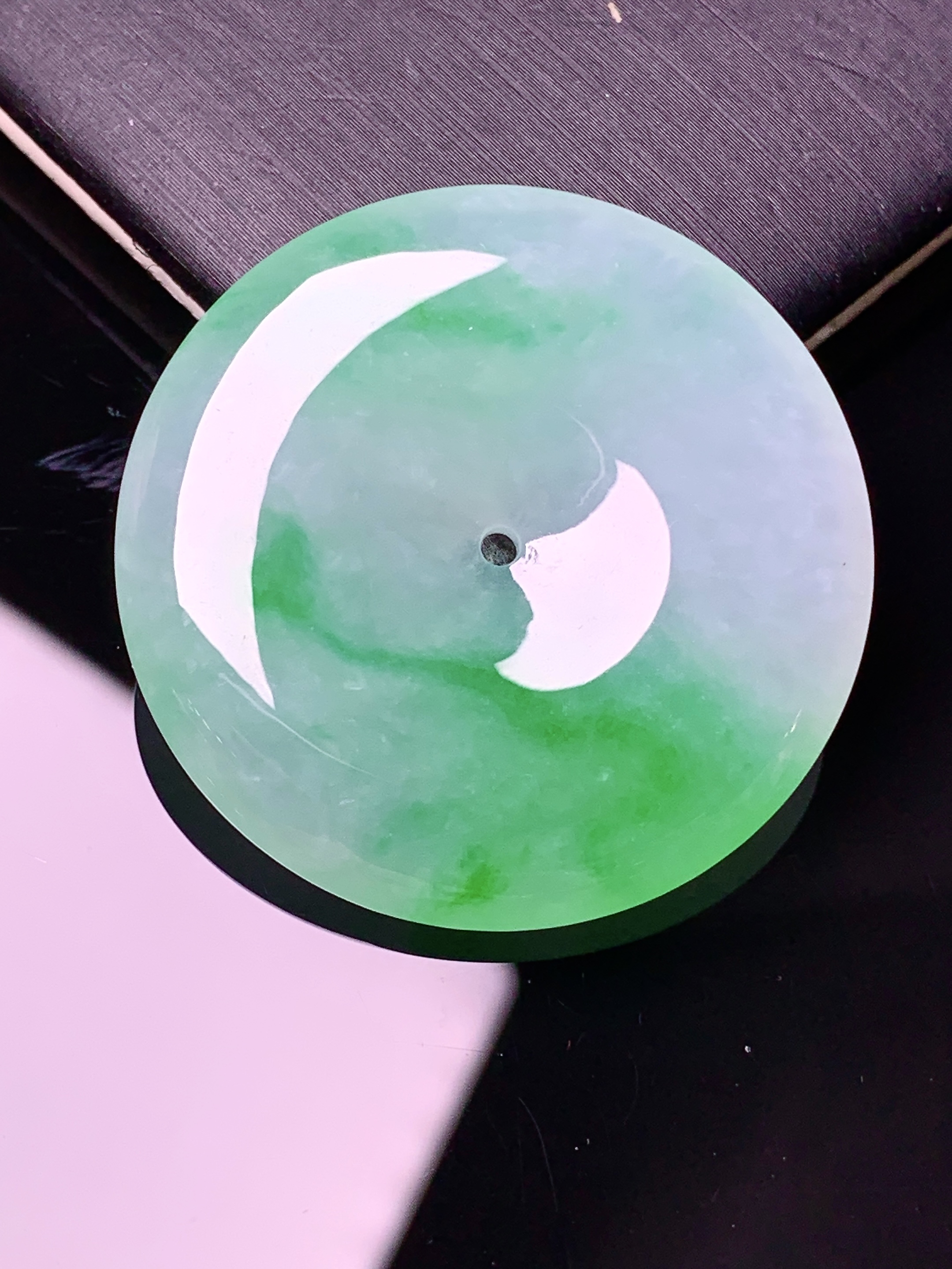 飘绿平安扣吊坠 玉质细腻 色泽艳丽清新 水润亮眼 整体尺寸34*6x1