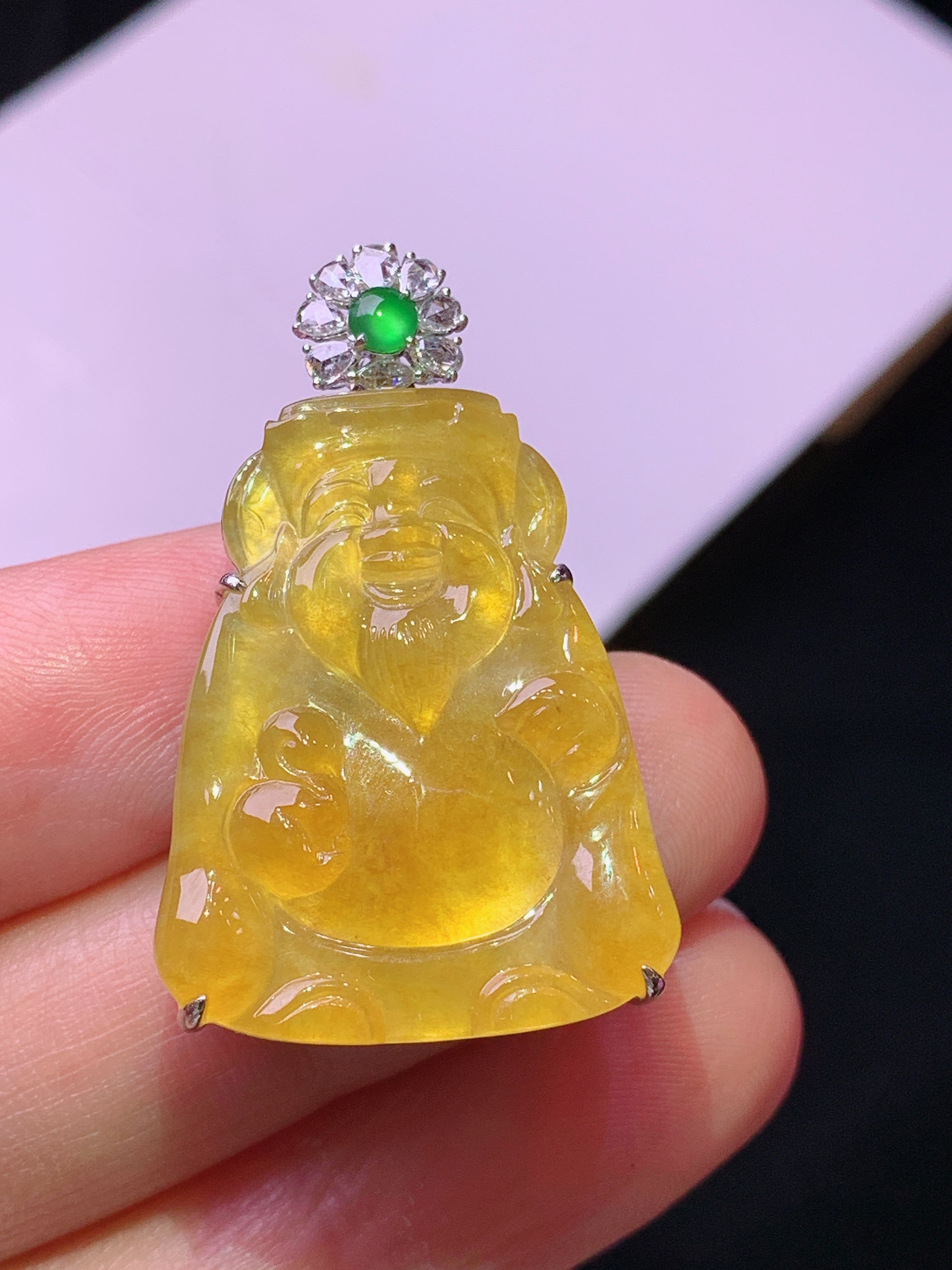 18k金钻镶嵌黄翡财神吊坠 玉质细腻 色泽艳丽清新 水润亮眼 整体尺寸35*21.3*7.2g2