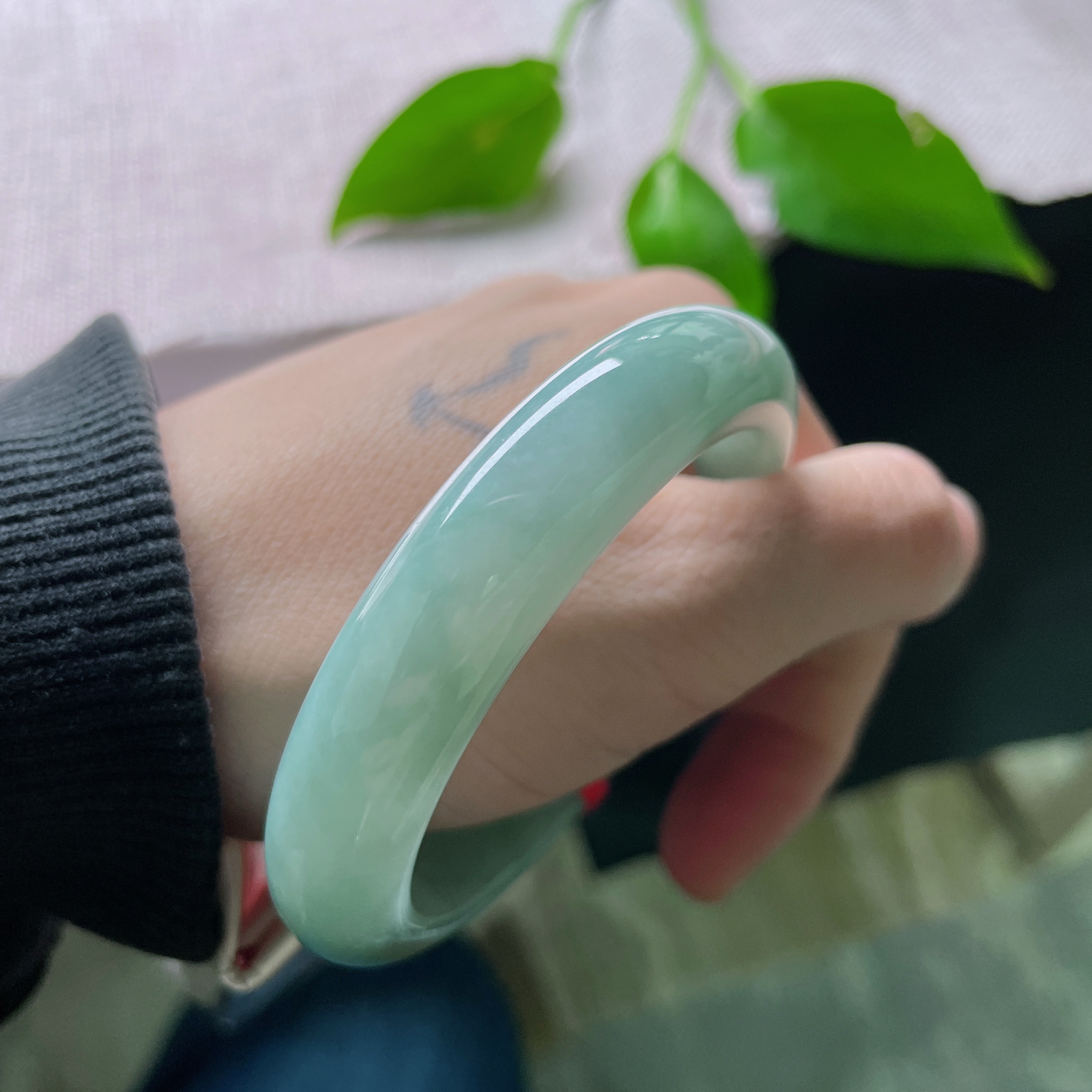 53.2/11.9/8.2，蓝底正圈，水润细腻，种老，玉暖人心，美不自知。棉线