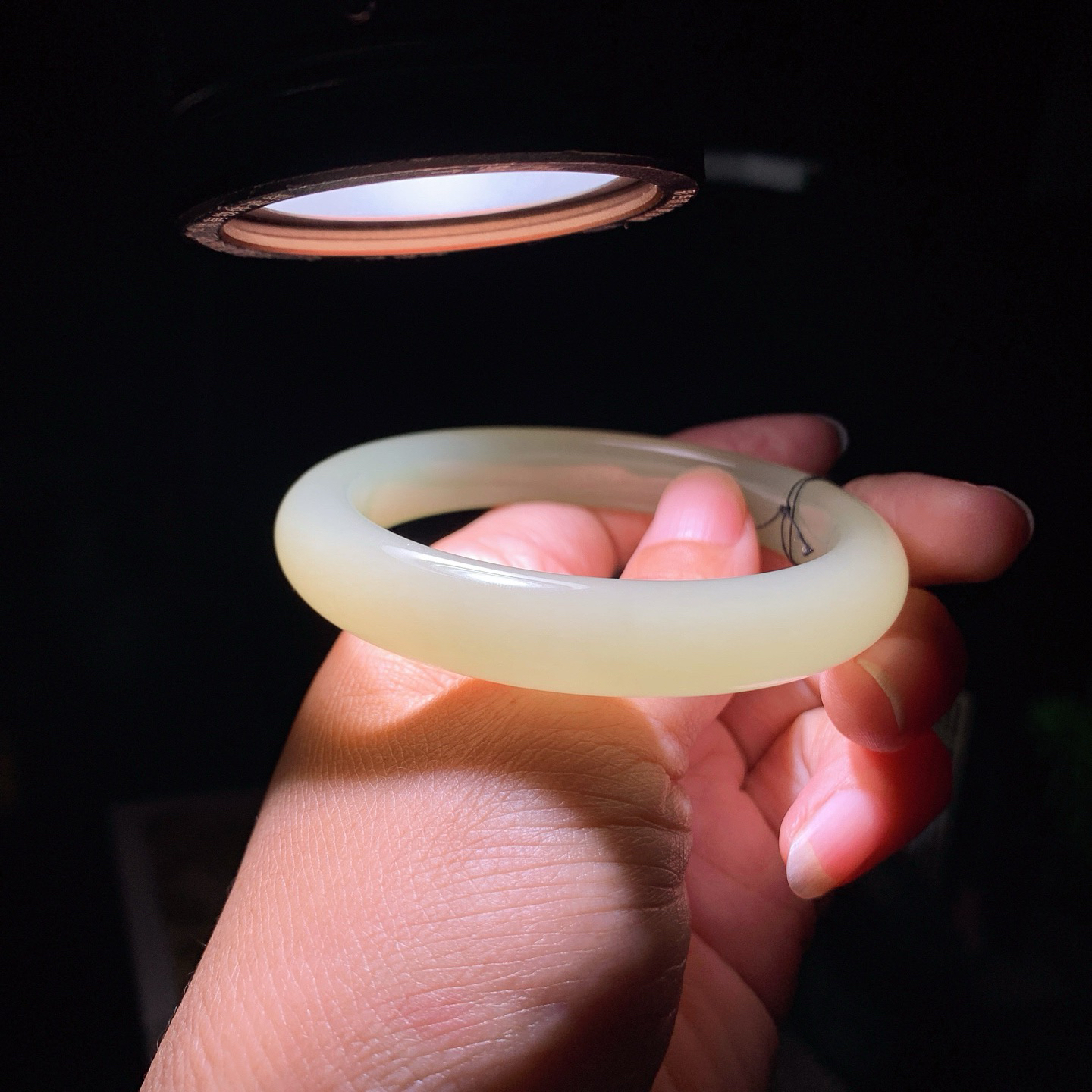 57圈口 和田玉清水手镯 57圈口条宽12厚9重49.8克！玉质细腻油润。手推出油。佩戴高端典雅。lt260401