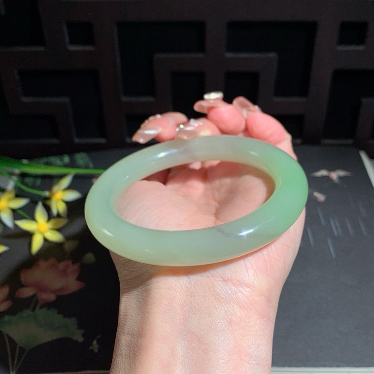 收藏款，和田玉59圈口翠青肥圆条手镯！玉质细腻油润 底色纯净 无裂无杂 脂粉好，品质高