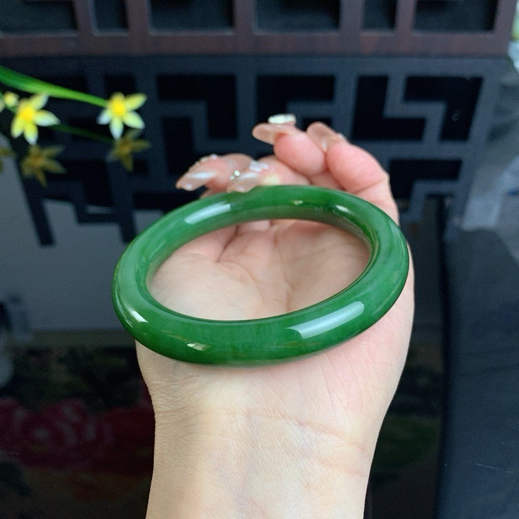 和田玉59圈口菠菜绿肥圆条碧玉手镯！玉质细腻油润 底色纯净 无裂无杂 脂粉好，品质高。