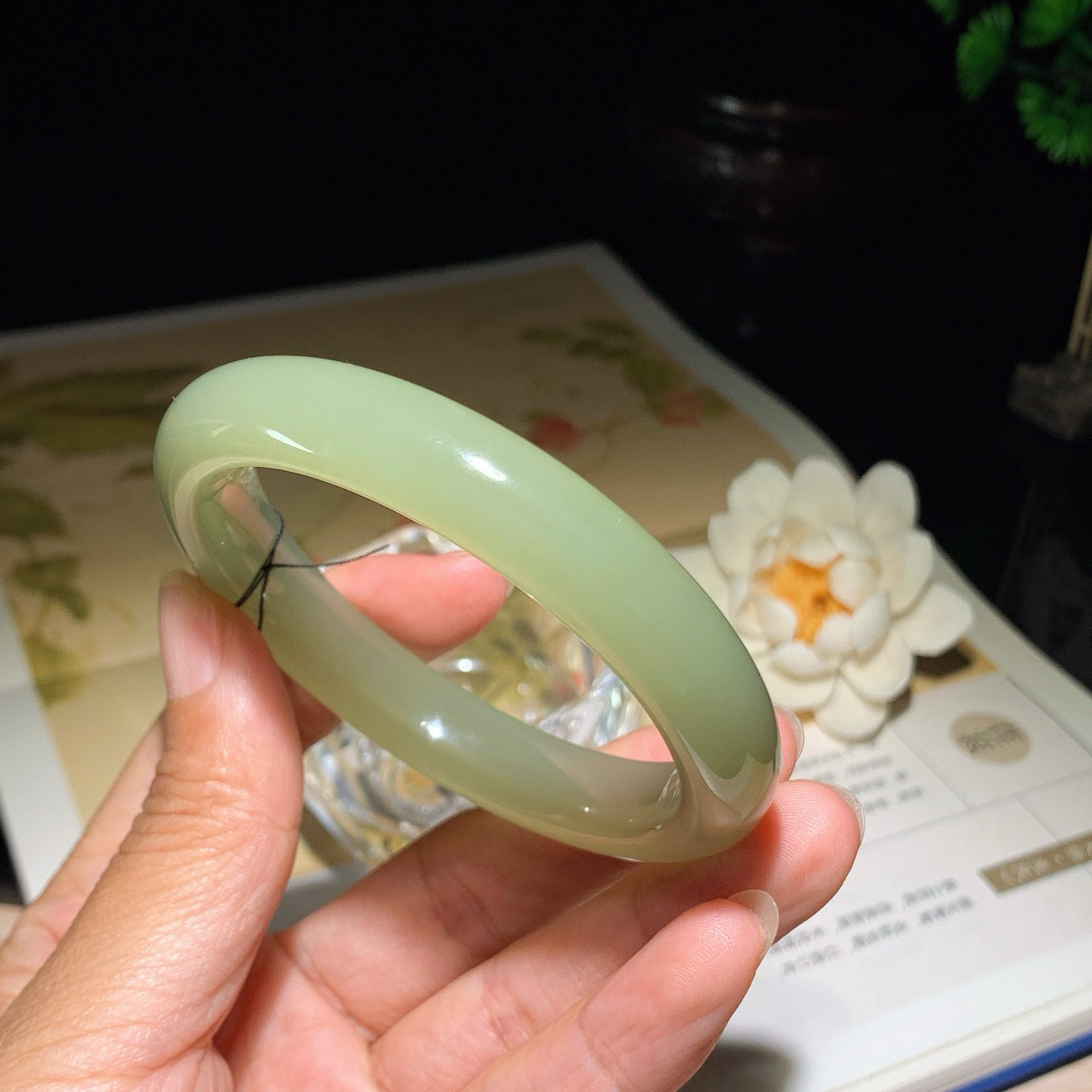 57圈口 和田玉清水手镯 57圈口条宽12厚9重49.8克！玉质细腻油润。手推出油。佩戴高端典雅。lt260401