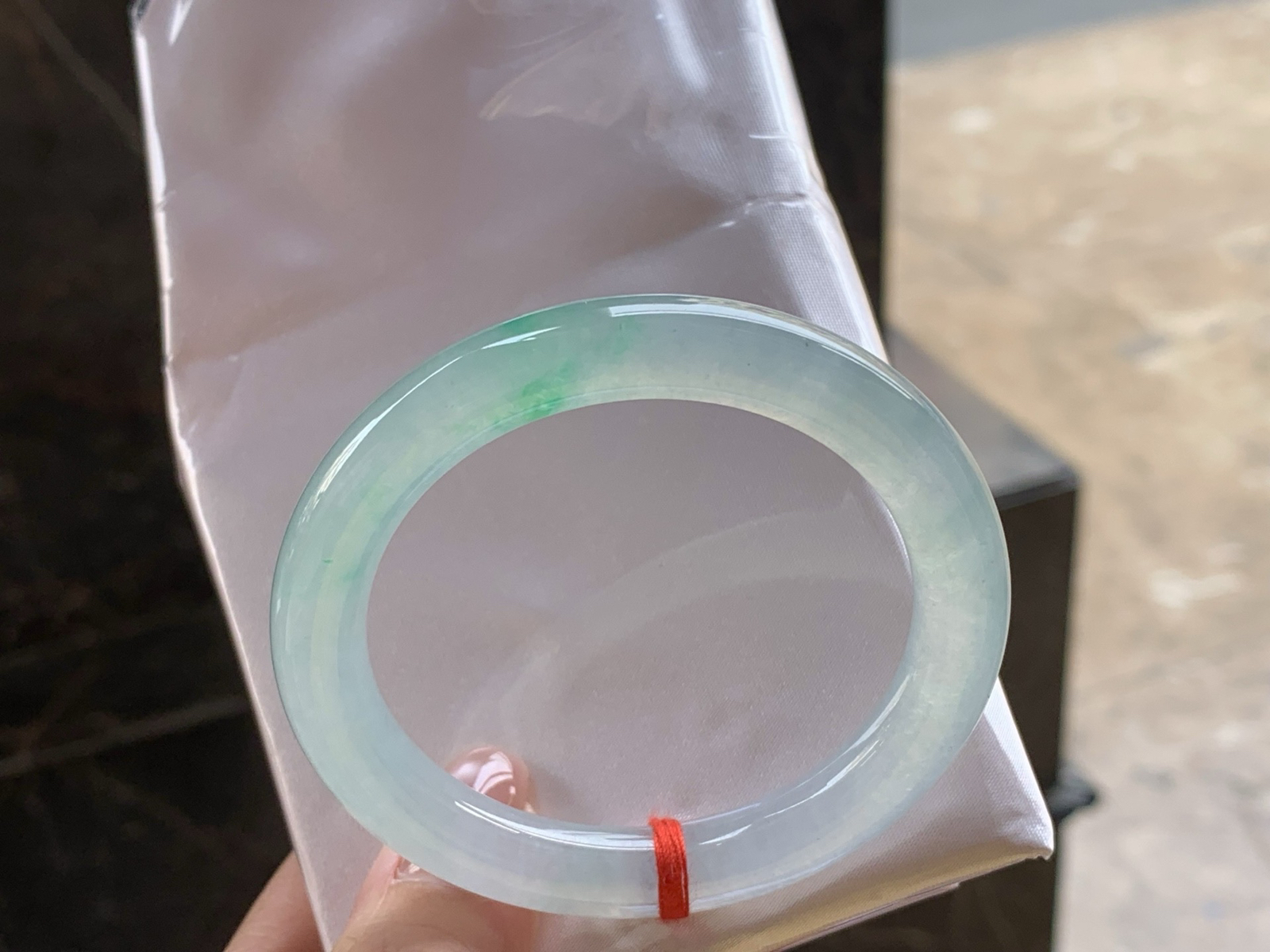 冰种飘色福镯
种老水足 52.7/9.2mm