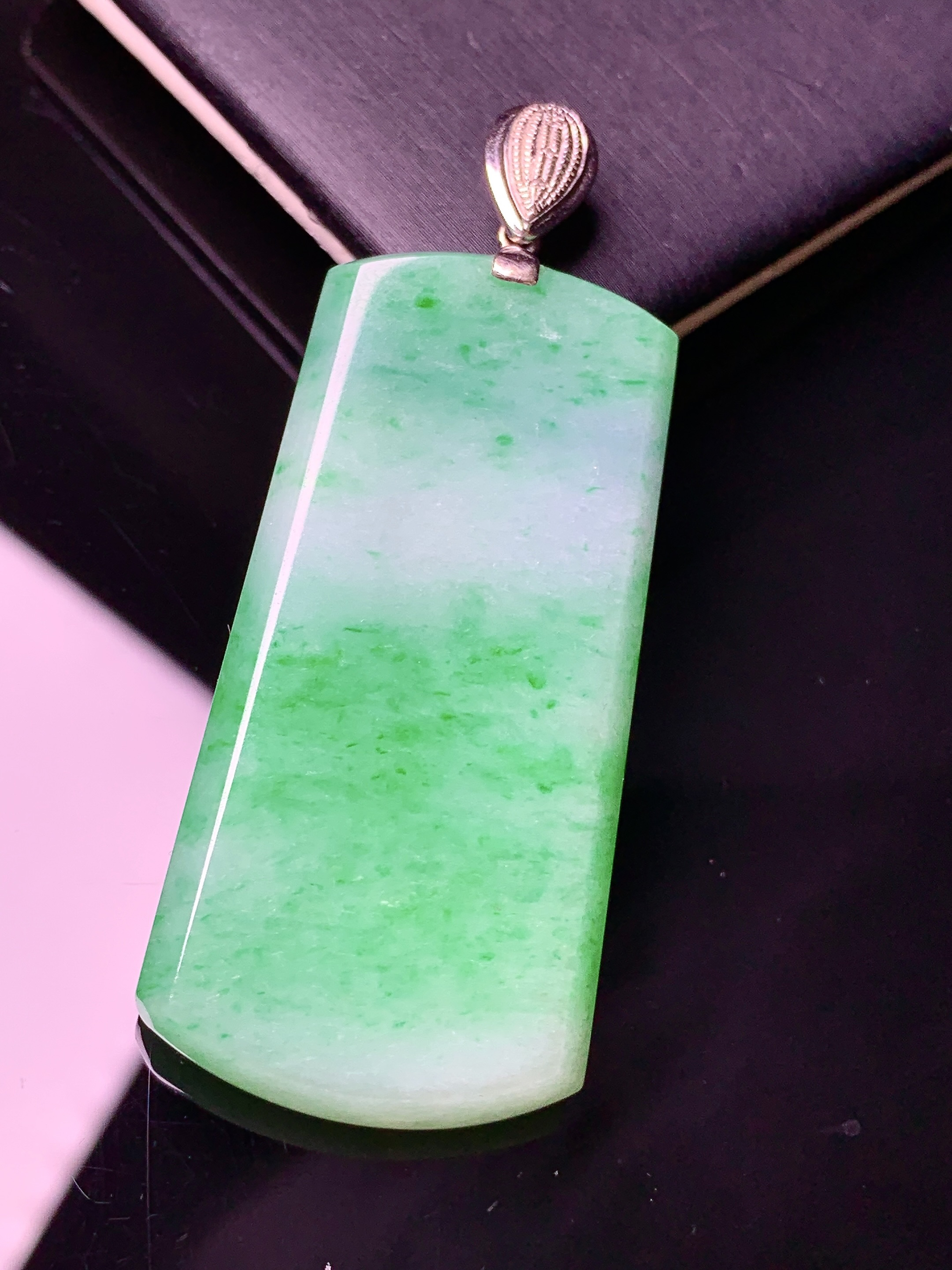 18k金镶嵌飘绿无事牌吊坠 玉质细腻 色泽艳丽清新 水润亮眼 整体尺寸59.6*24*5.8g2