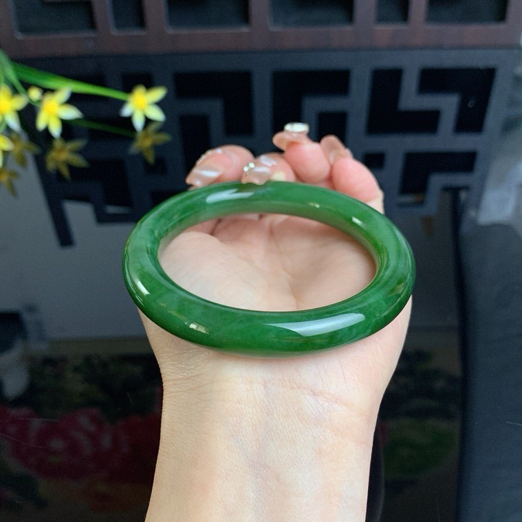 和田玉59圈口菠菜绿肥圆条碧玉手镯！玉质细腻油润 底色纯净 无裂无杂 脂粉好，品质高。