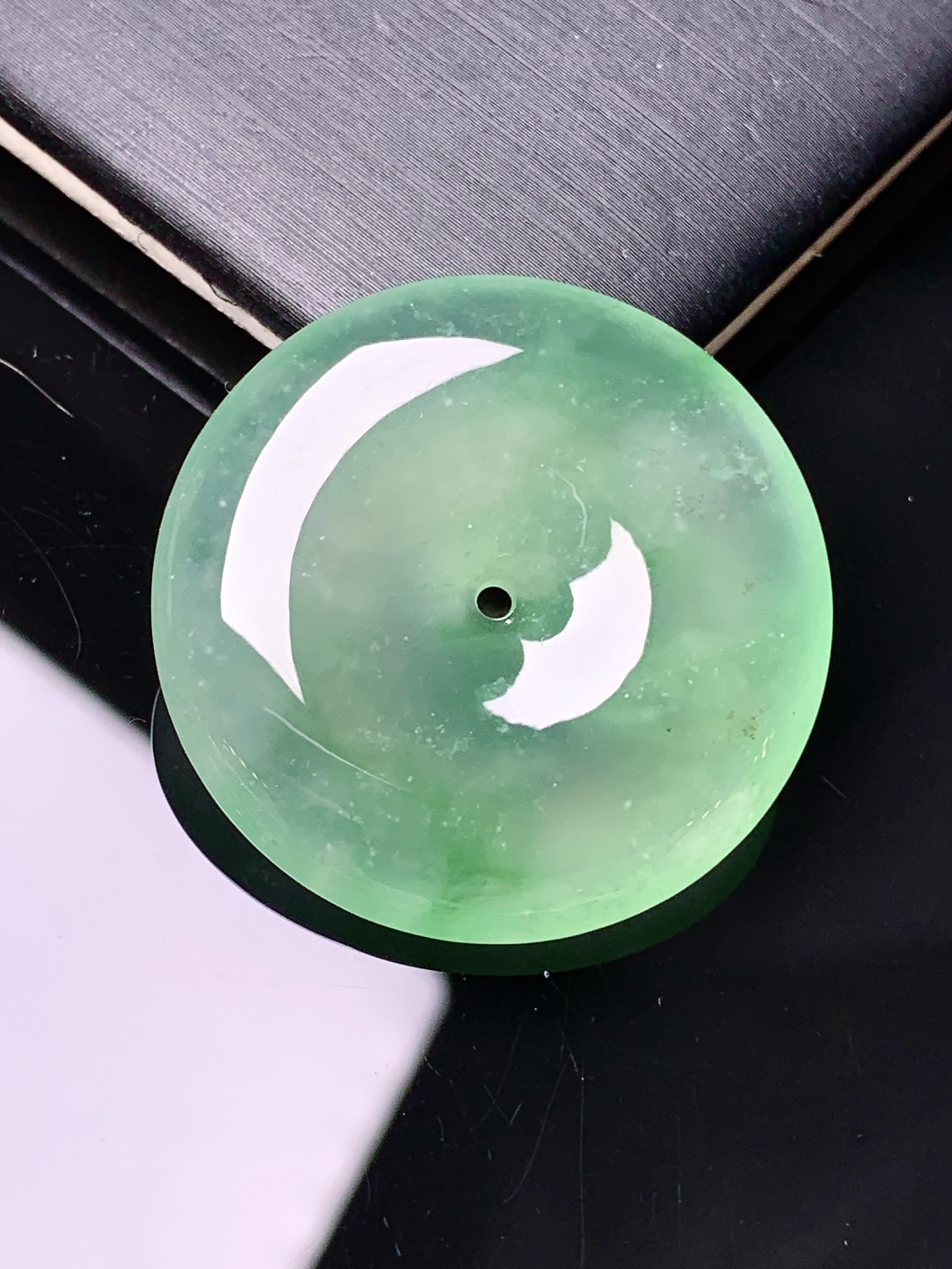 冰种翠绿平安扣吊坠 玉质细腻 色泽艳丽清新 水润亮眼 整体尺寸30.2*6b12