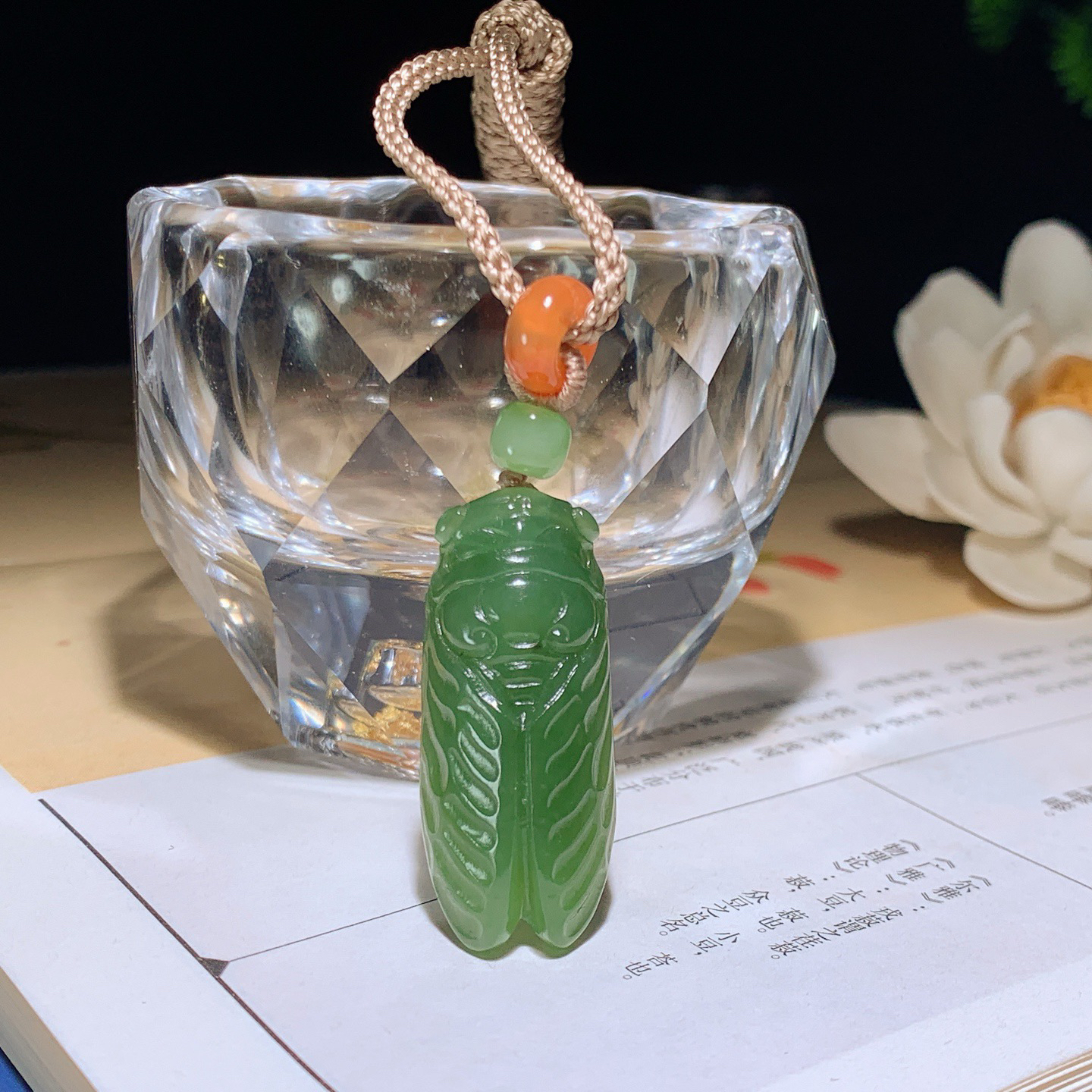 和田玉阳绿俄罗斯碧玉一鸣惊人挂件。尺寸34/15/10重10克 玉质细腻油润。手推出油。品相大气 l