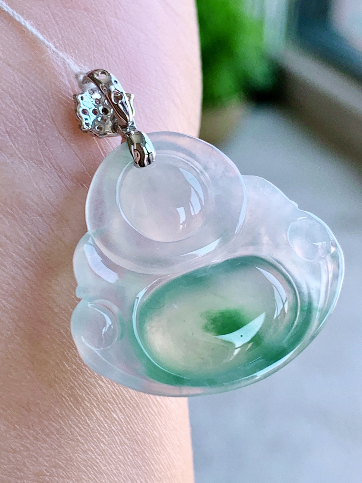 【镶嵌】🫧冰飘花佛公吊坠  
【说明】缅料 18k金镶嵌 性价比高  
【整体】32.8
【裸石】27-25-6.3