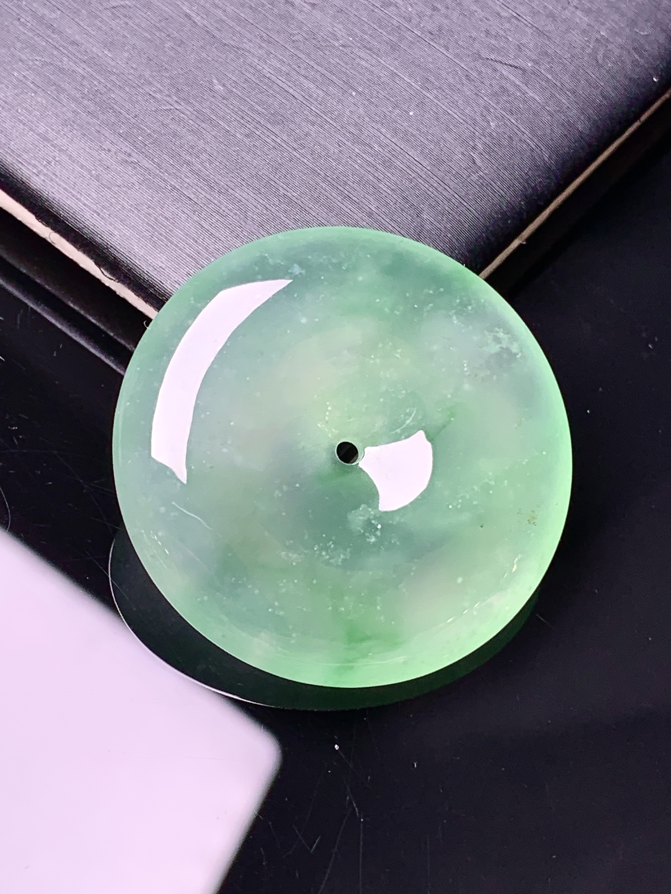 冰种翠绿平安扣吊坠 玉质细腻 色泽艳丽清新 水润亮眼 整体尺寸30.2*6b12