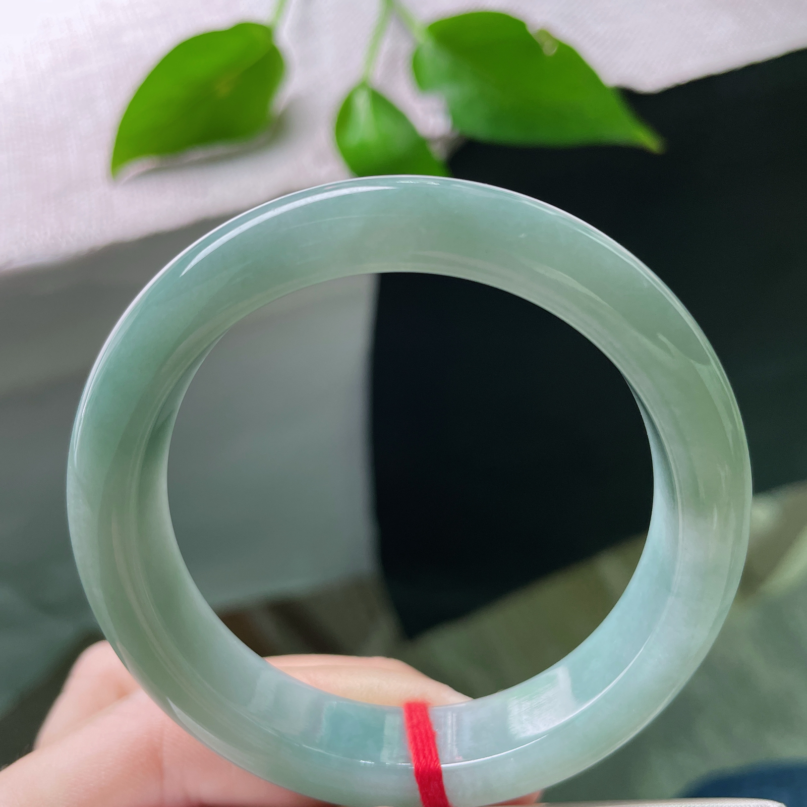 53.2/11.9/8.2，蓝底正圈，水润细腻，种老，玉暖人心，美不自知。棉线