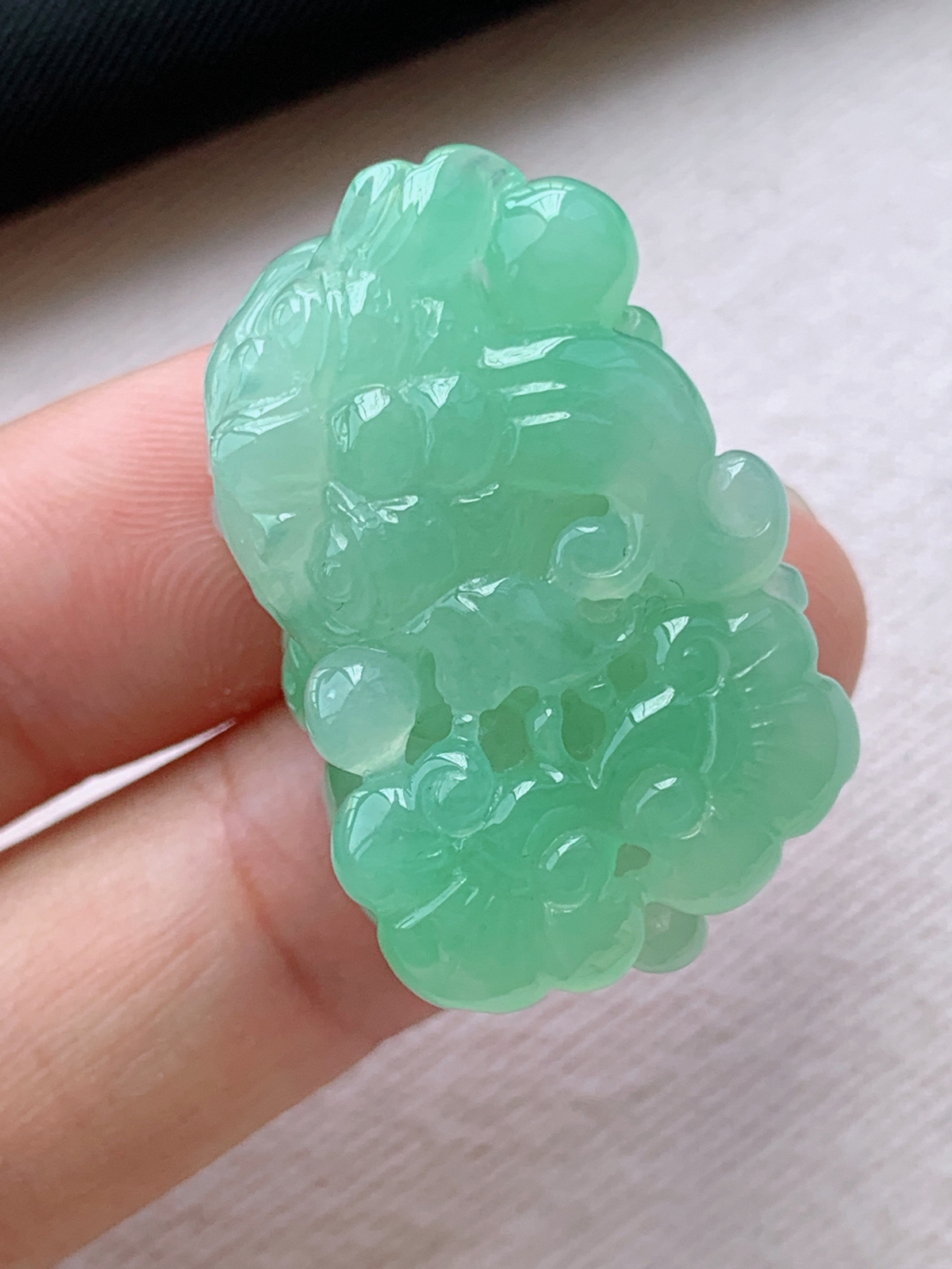 冰绿貔貅挂件
品相兼备  底子细腻，佩戴时尚百搭！