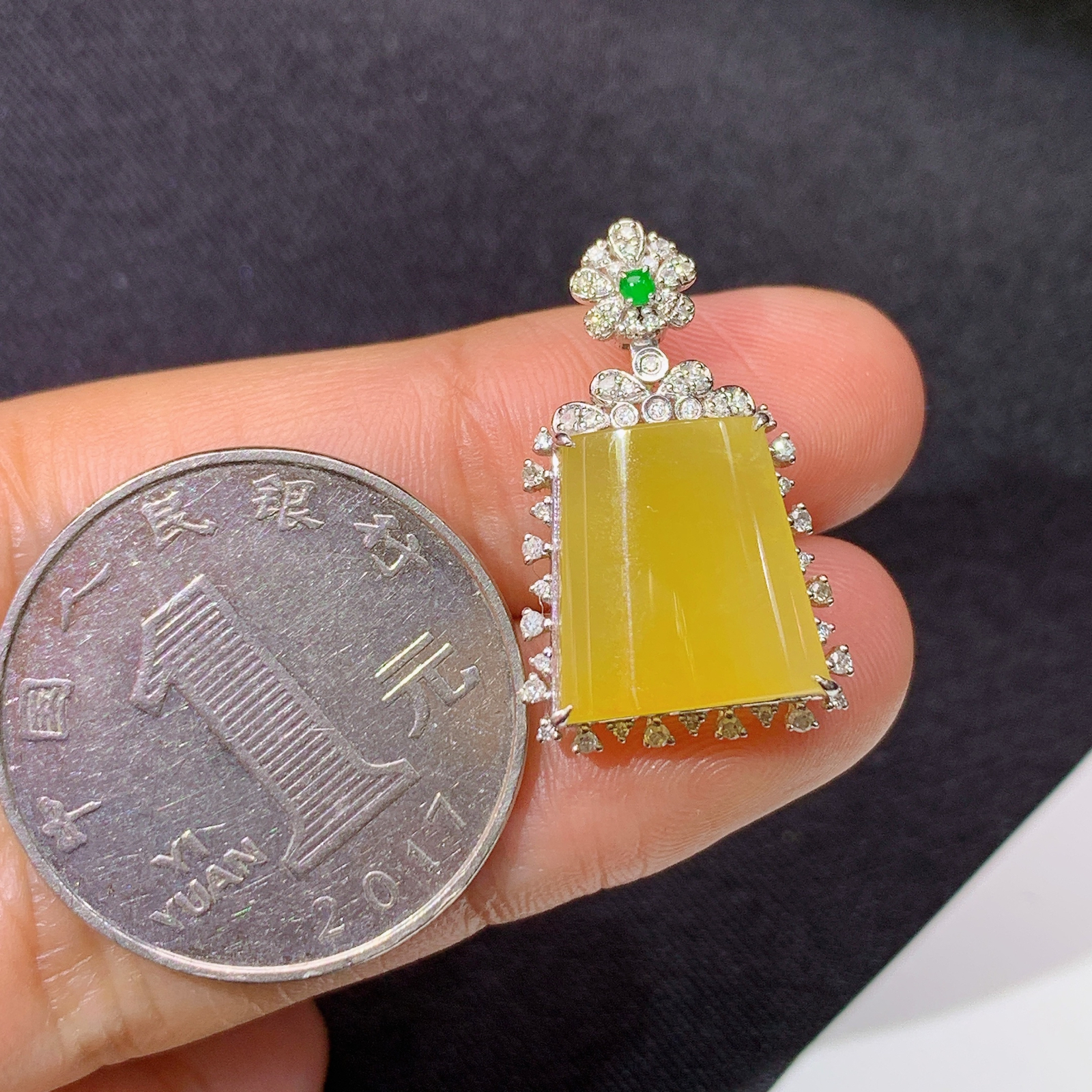 冰黄翡无事牌吊坠，18k金镶嵌，冰透水润，颜色鲜艳，M002 尺寸23.8*14.8*7.3