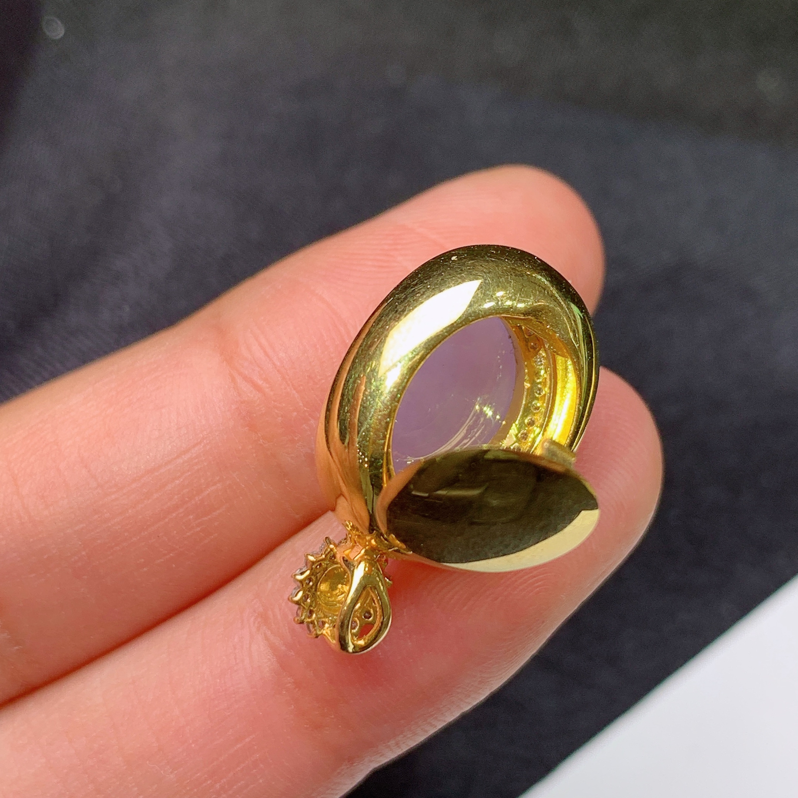 冰紫罗兰蛋面吊坠，18k金镶嵌，温润细腻，颜色鲜艳，Jz 尺寸23.2*13.4*12.1