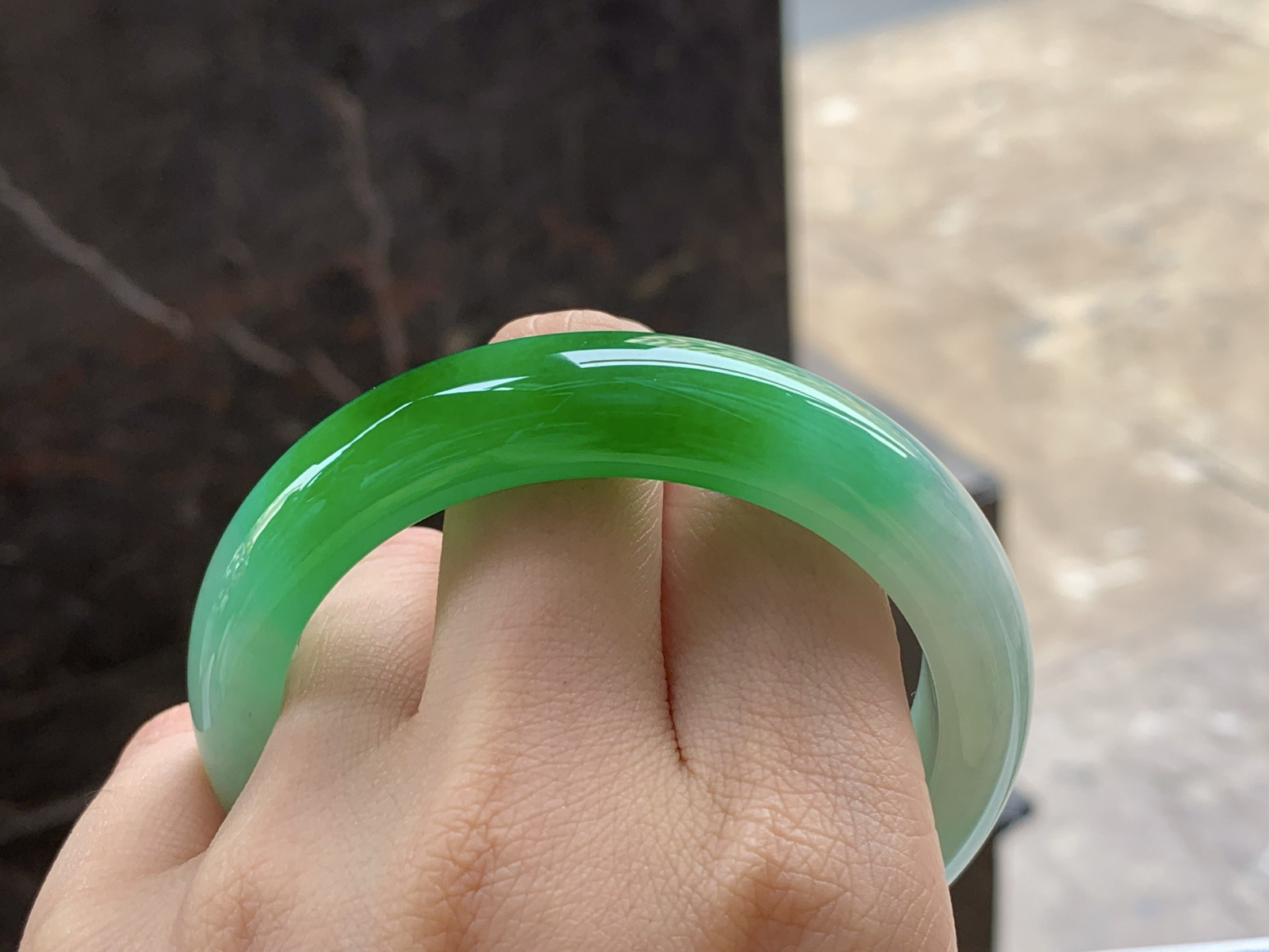 辣绿手镯
颜色漂亮 55.7/13/8.7mm