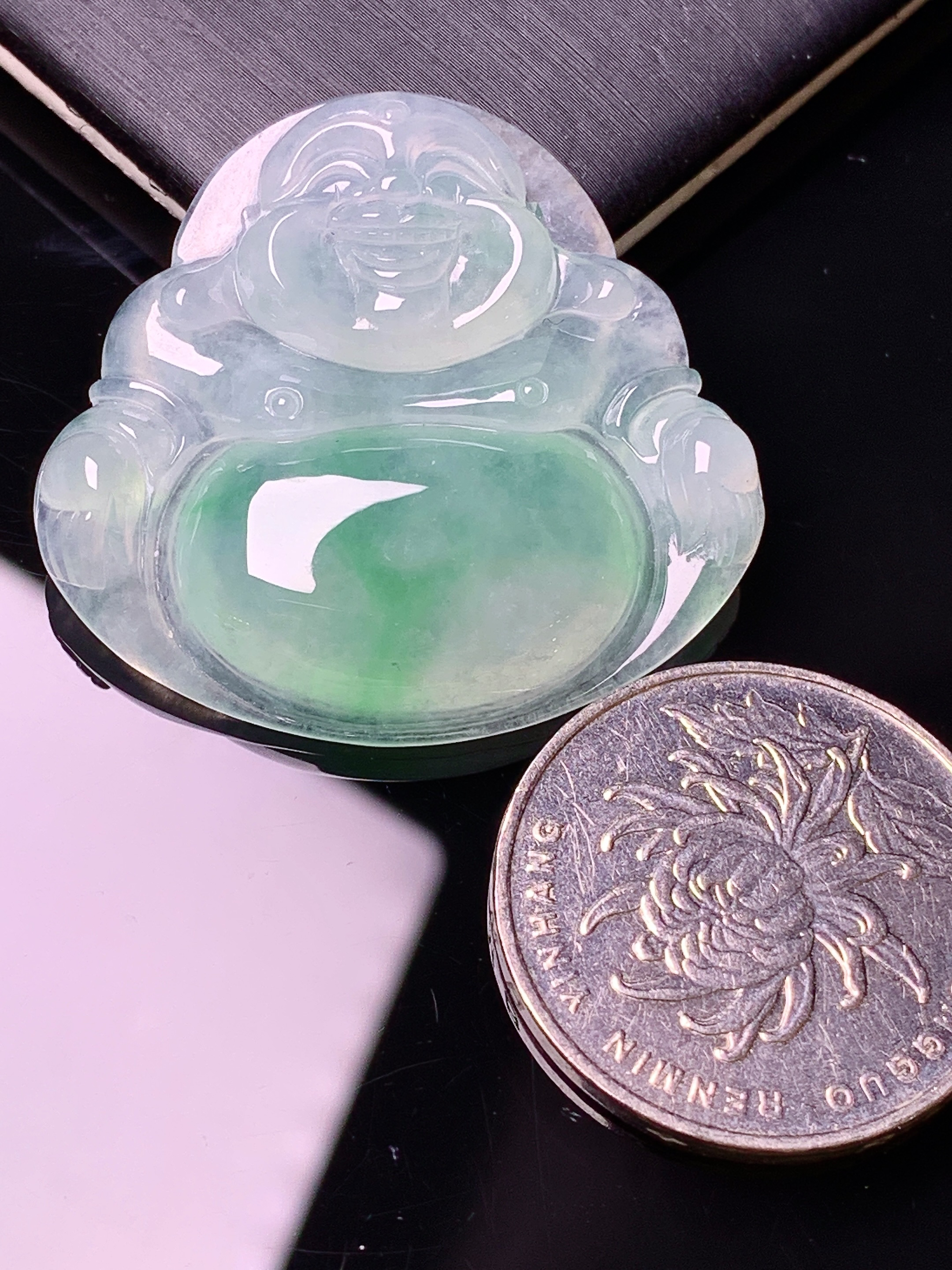 冰种飘绿佛公吊坠 玉质细腻 色泽艳丽清新 水润亮眼 整体尺寸33.2*35.6*6.2x1