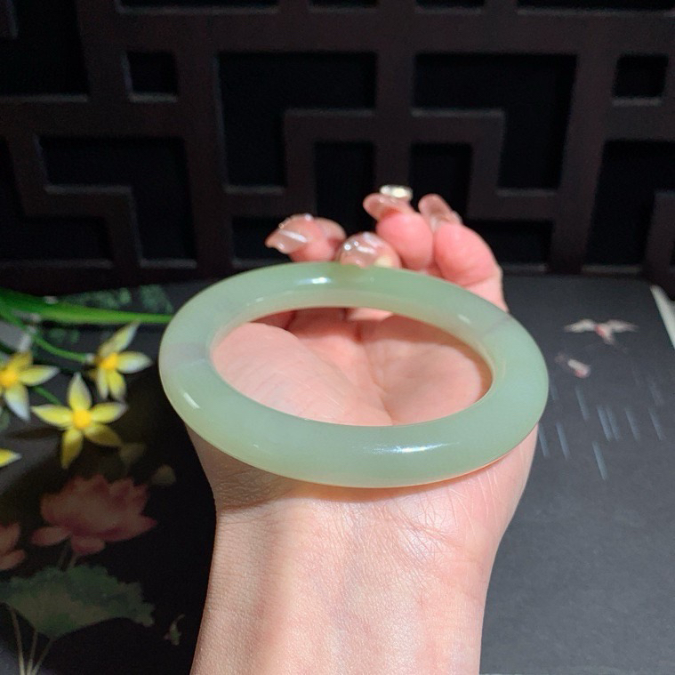 收藏款，和田玉59圈口翠青肥圆条手镯！玉质细腻油润 底色纯净 无裂无杂 脂粉好，品质高