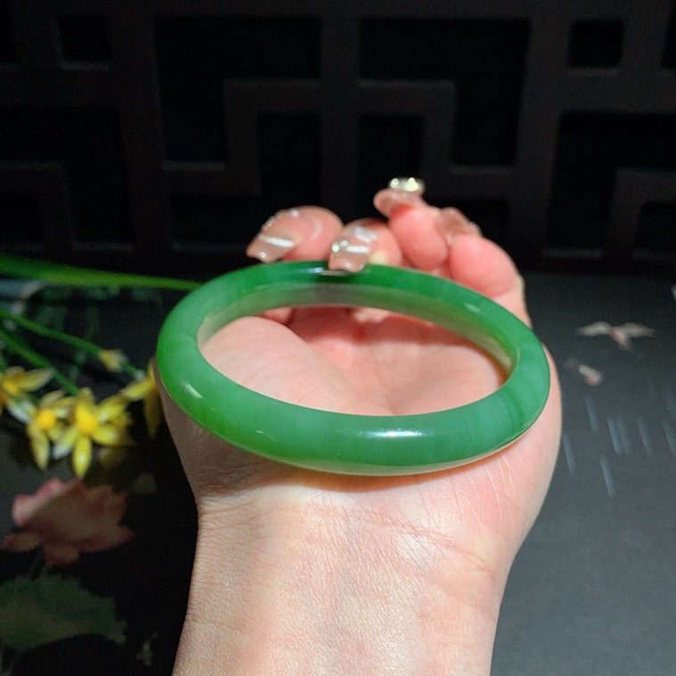 和田玉59圈口阳绿色猫眼碧玉手镯！玉质细腻油润 底色纯净 无裂无棉 脂粉好，品质高。