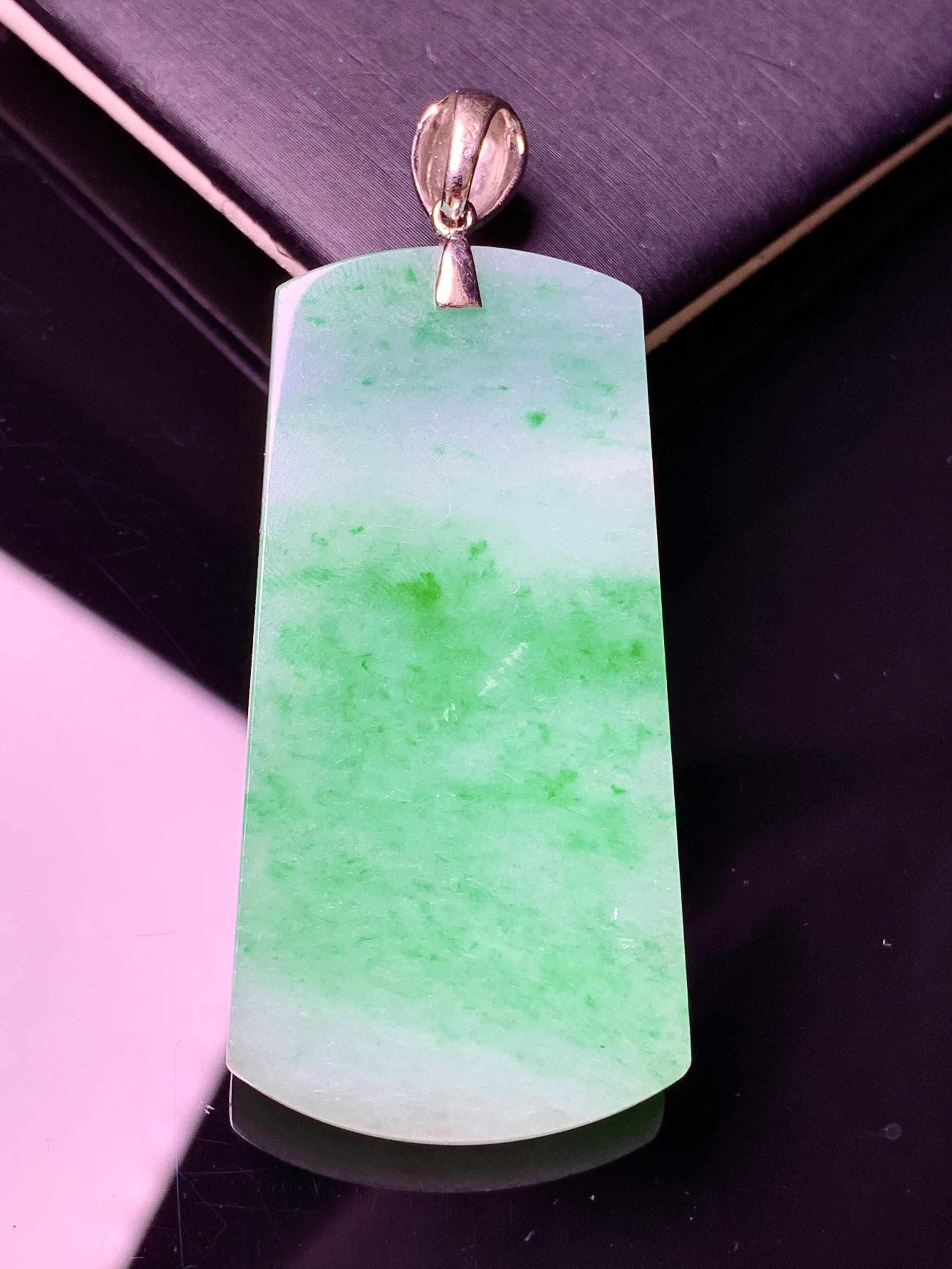 18k金镶嵌飘绿无事牌吊坠 玉质细腻 色泽艳丽清新 水润亮眼 整体尺寸59.6*24*5.8g2