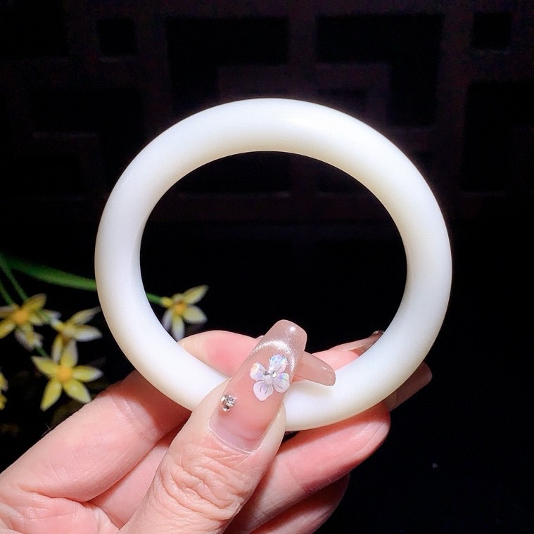 和田玉57圈口白玉手镯！玉质细腻油润 底色纯净 无裂无杂 脂粉好，品质高