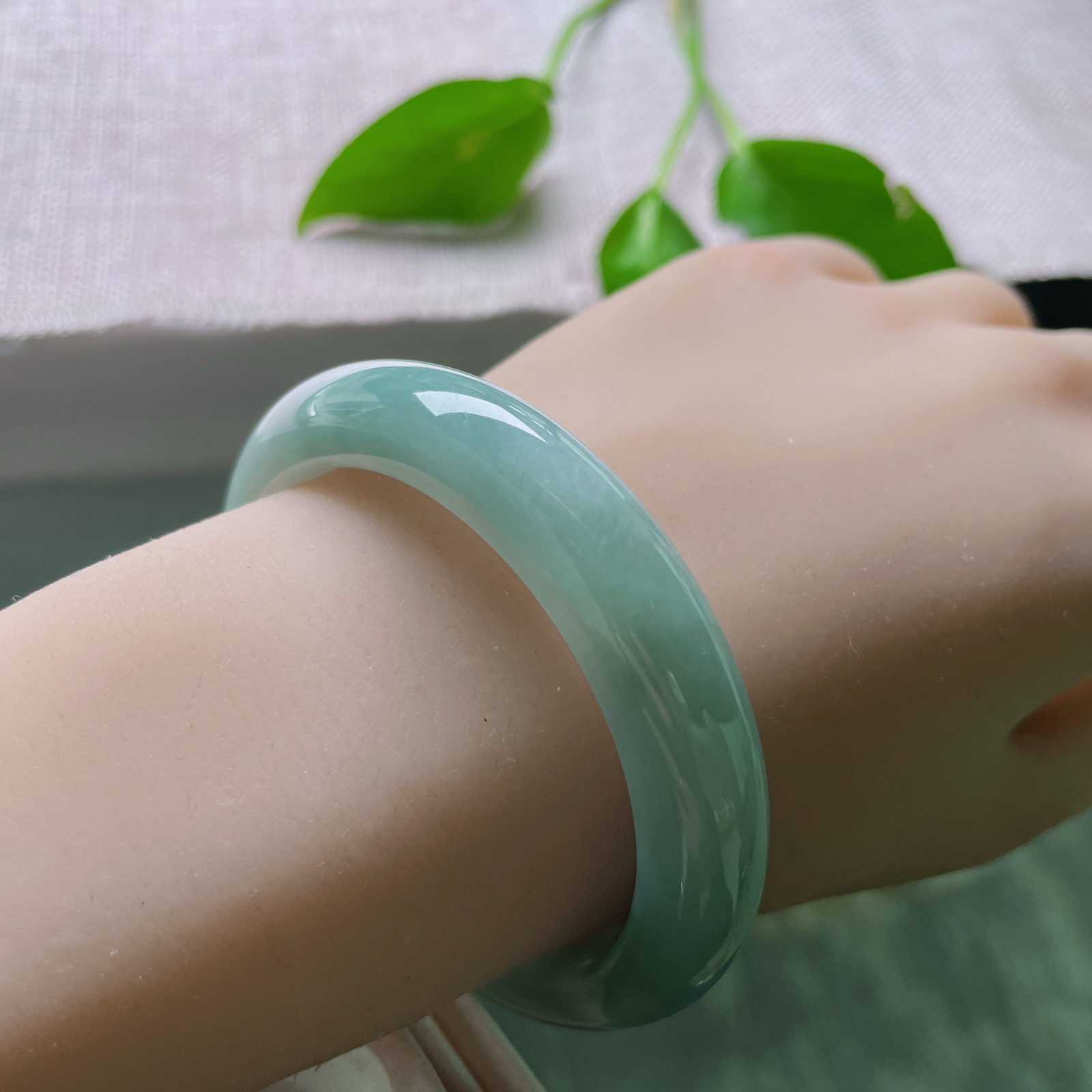 53.2/11.9/8.2，蓝底正圈，水润细腻，种老，玉暖人心，美不自知。棉线