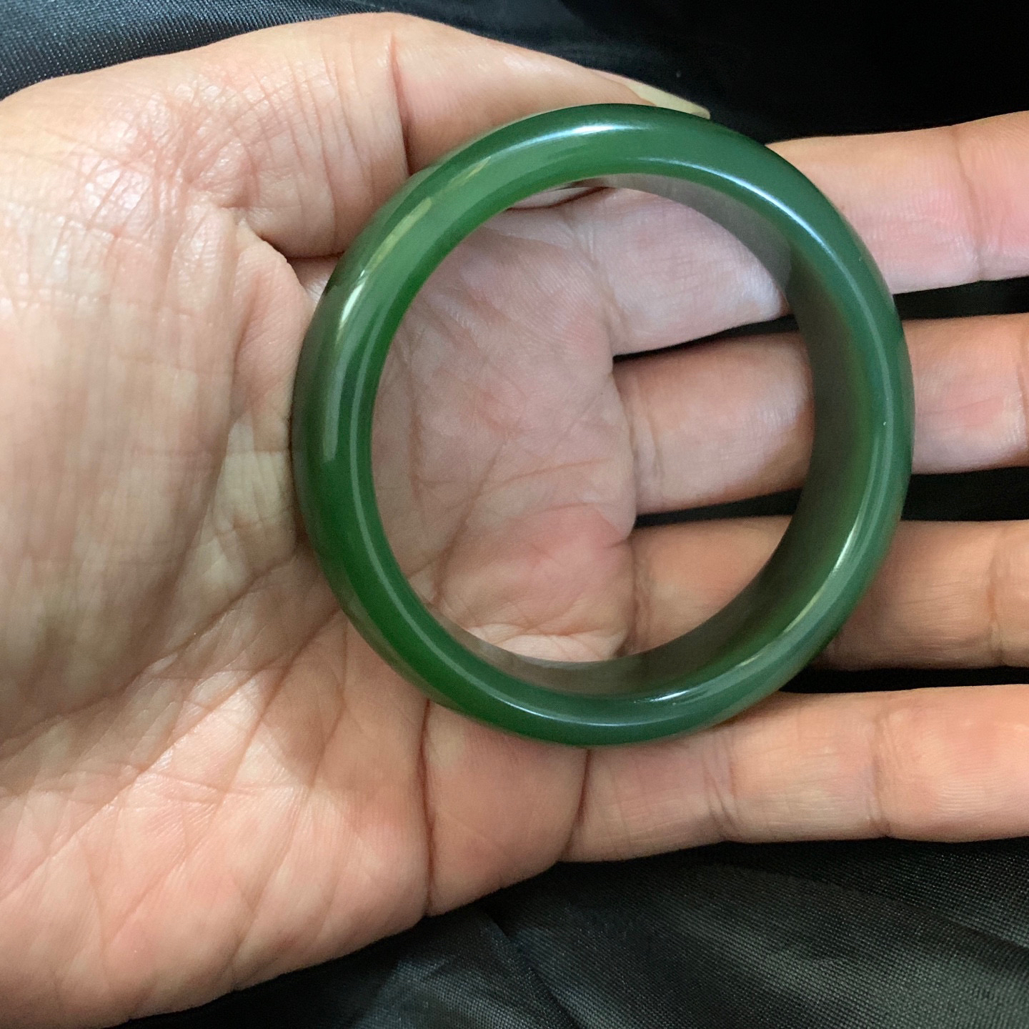 51.8圈口和田玉碧玉菠菜绿手镯，和田玉51.8圈口碧玉手镯，镯型古朴典雅。在诗情画意的雨巷相遇，你是我腕间的一抹风情，有你眸有深情.清风荡漾湖间静水，我愿俯身低眉