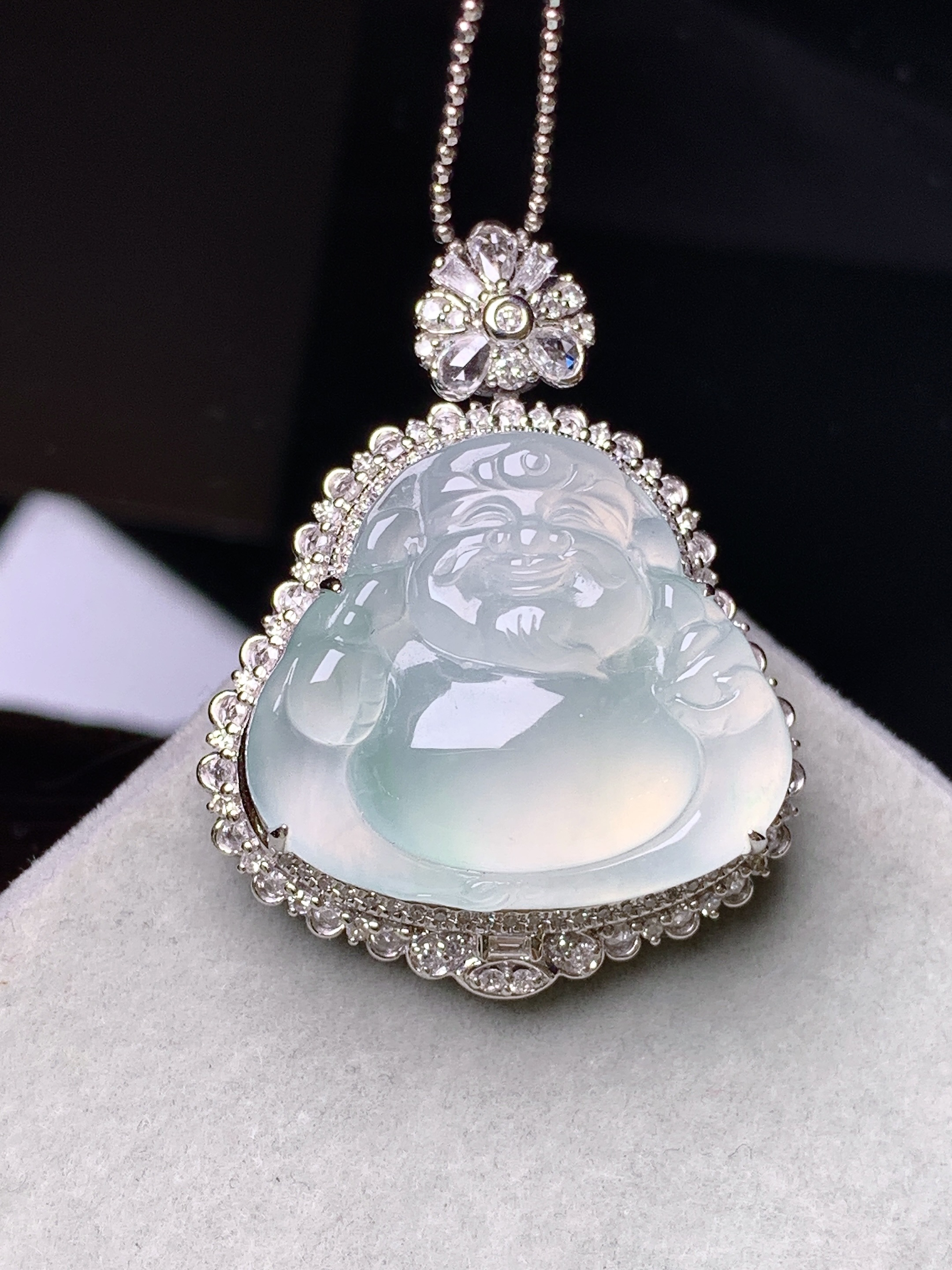 18k金钻镶嵌冰种财神吊坠 玉质细腻 色泽艳丽清新 水润亮眼 整体尺寸34.8*27.2*13.8g2