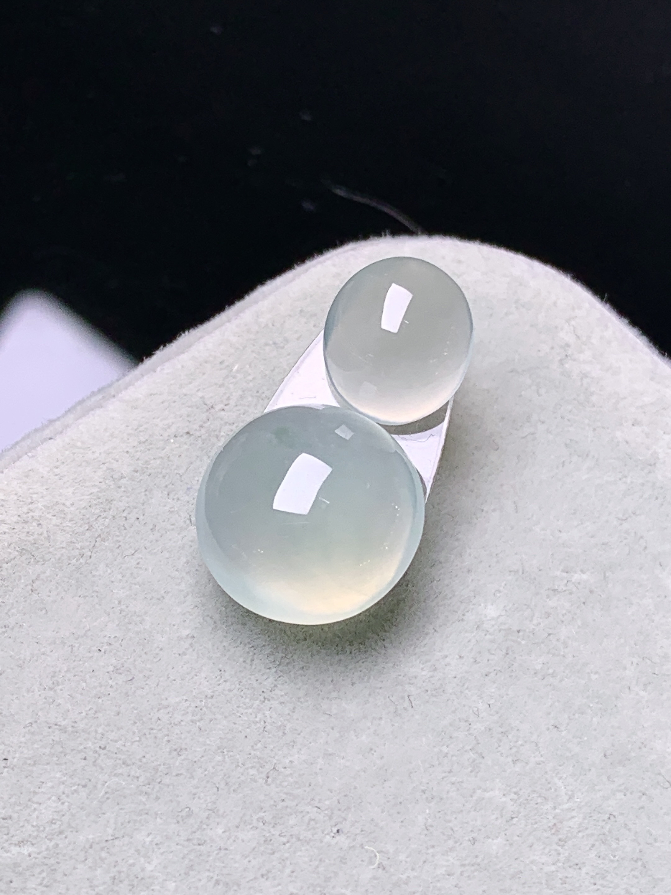 镶嵌款 冰种蛋面吊坠 玉质细腻 色泽艳丽清新 水润亮眼 整体尺寸11*5.5*2x