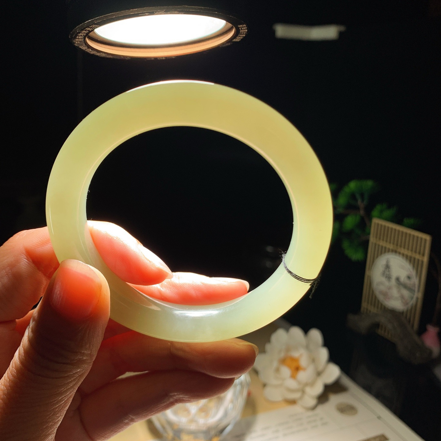 56圈口 和田玉清水手镯 56圈口条宽11玉质细腻油润。手推出油。佩戴高端典雅。lt260401