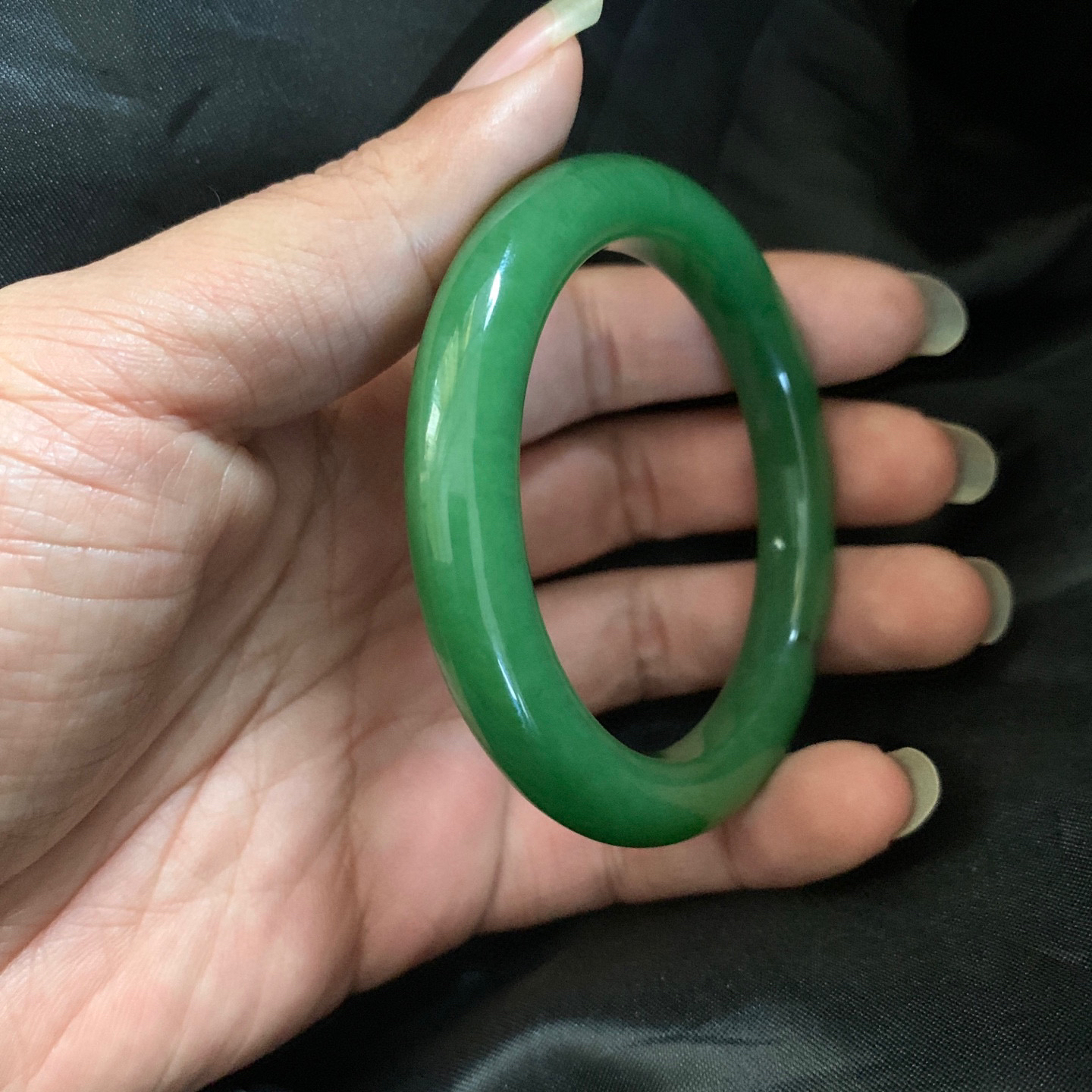 55.8圈口和田玉碧玉苹果绿手镯，和田玉55.8圈口碧玉手镯，镯型古朴典雅。在诗情画意的雨巷相遇，你是我腕间的一抹风情，有你眸有深情.清风荡漾湖间静水，我愿俯身低眉，在烟波涟漪处寻