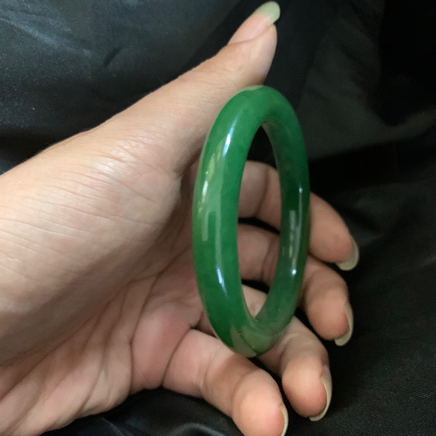 55.8圈口和田玉碧玉苹果绿手镯，和田玉55.8圈口碧玉手镯，镯型古朴典雅。在诗情画意的雨巷相遇，你是我腕间的一抹风情，有你眸有深情.清风荡漾湖间静水，我愿俯身低眉，在烟波涟漪处寻