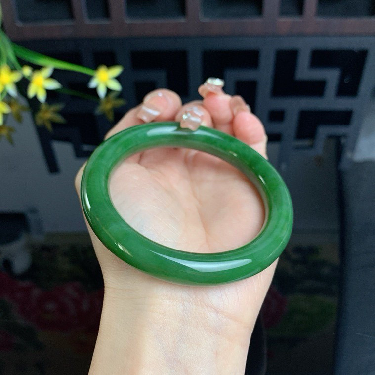 和田玉59圈口菠菜绿肥圆条碧玉手镯！玉质细腻油润 底色纯净 无裂无杂 脂粉好，品质高。